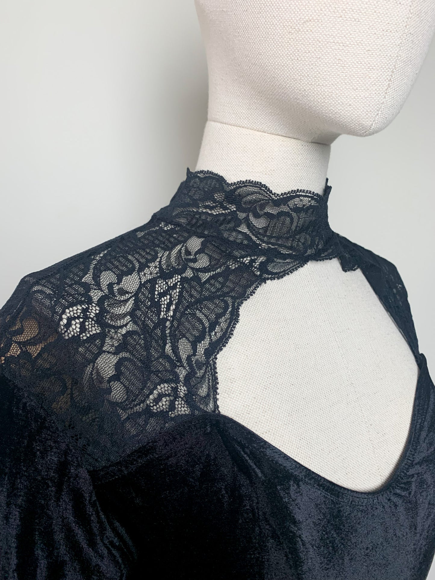 Body The Insomnia Cafe Vintage Noir Velours & Dentelle - Col Montant Cut-Out - Années 90 / Y2K - T. 42/44 FR (L/XL)