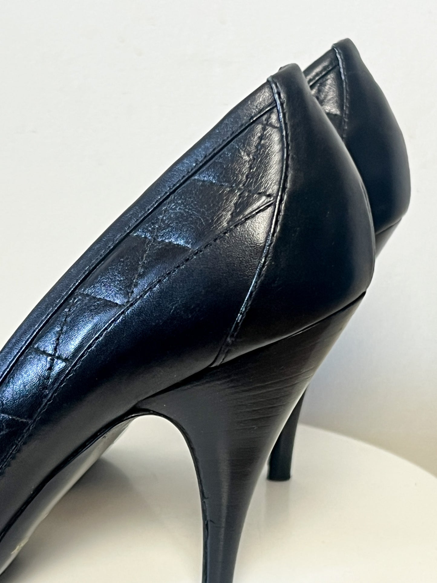 Escarpins BURBERRY London Luxe - Cuir Matelassé Noir & Boucles Dorées - Bout Fermé - Fabriqués en Italie - Pointure 39