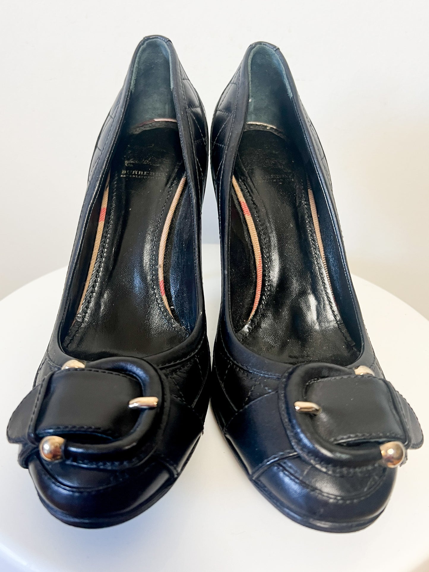 Escarpins BURBERRY London Luxe - Cuir Matelassé Noir & Boucles Dorées - Bout Fermé - Fabriqués en Italie - Pointure 39