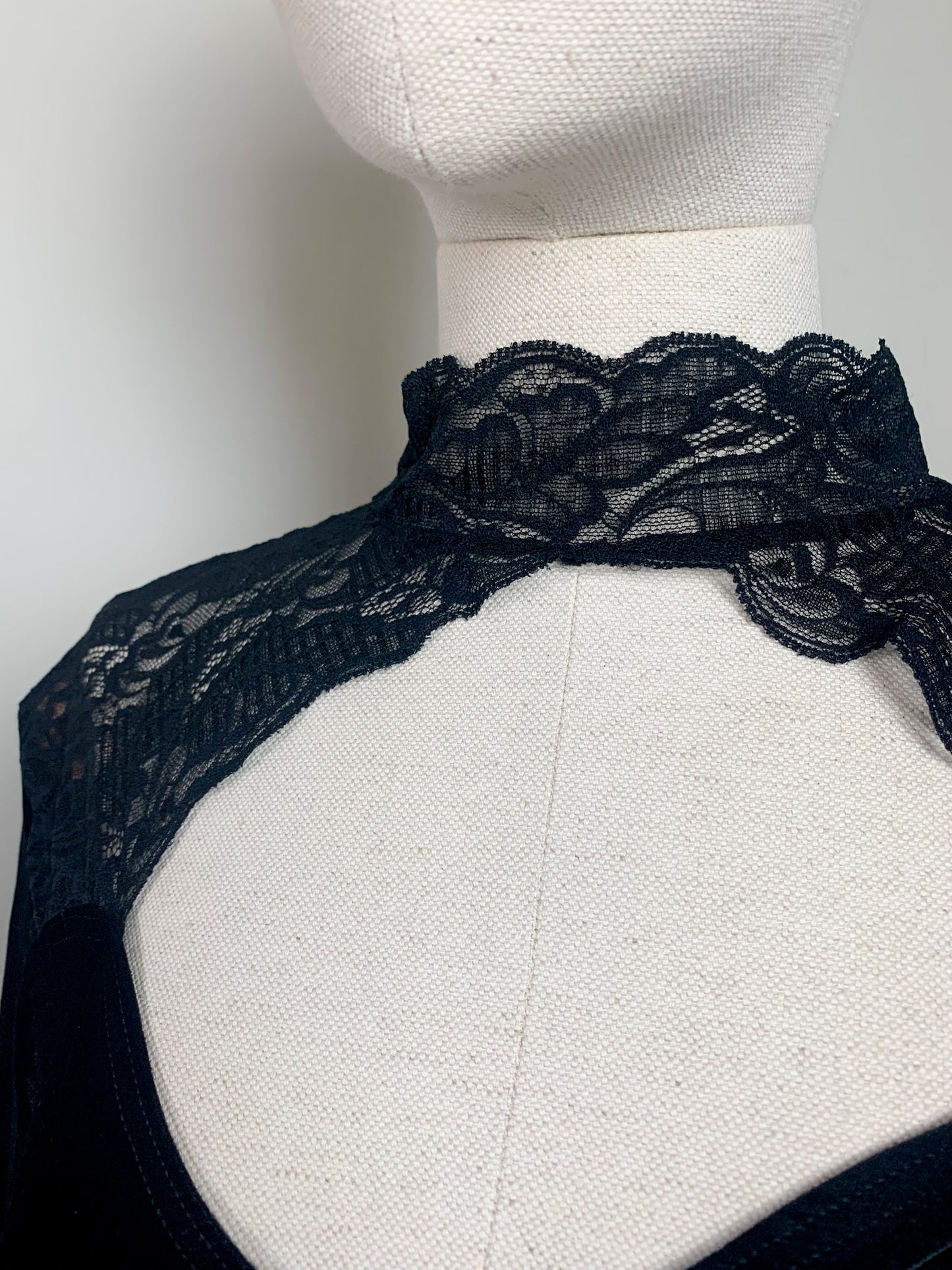 Body The Insomnia Cafe Vintage Noir Velours & Dentelle - Col Montant Cut-Out - Années 90 / Y2K - T. 42/44 FR (L/XL)