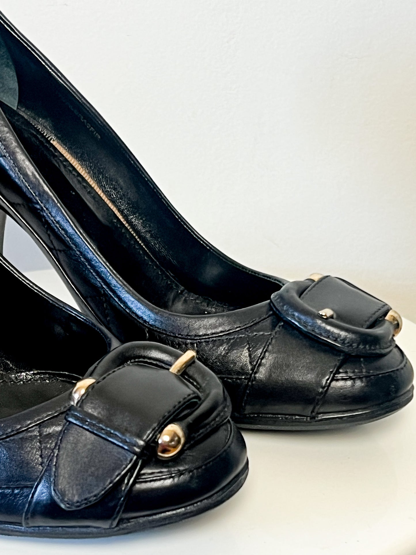 Escarpins BURBERRY London Luxe - Cuir Matelassé Noir & Boucles Dorées - Bout Fermé - Fabriqués en Italie - Pointure 39