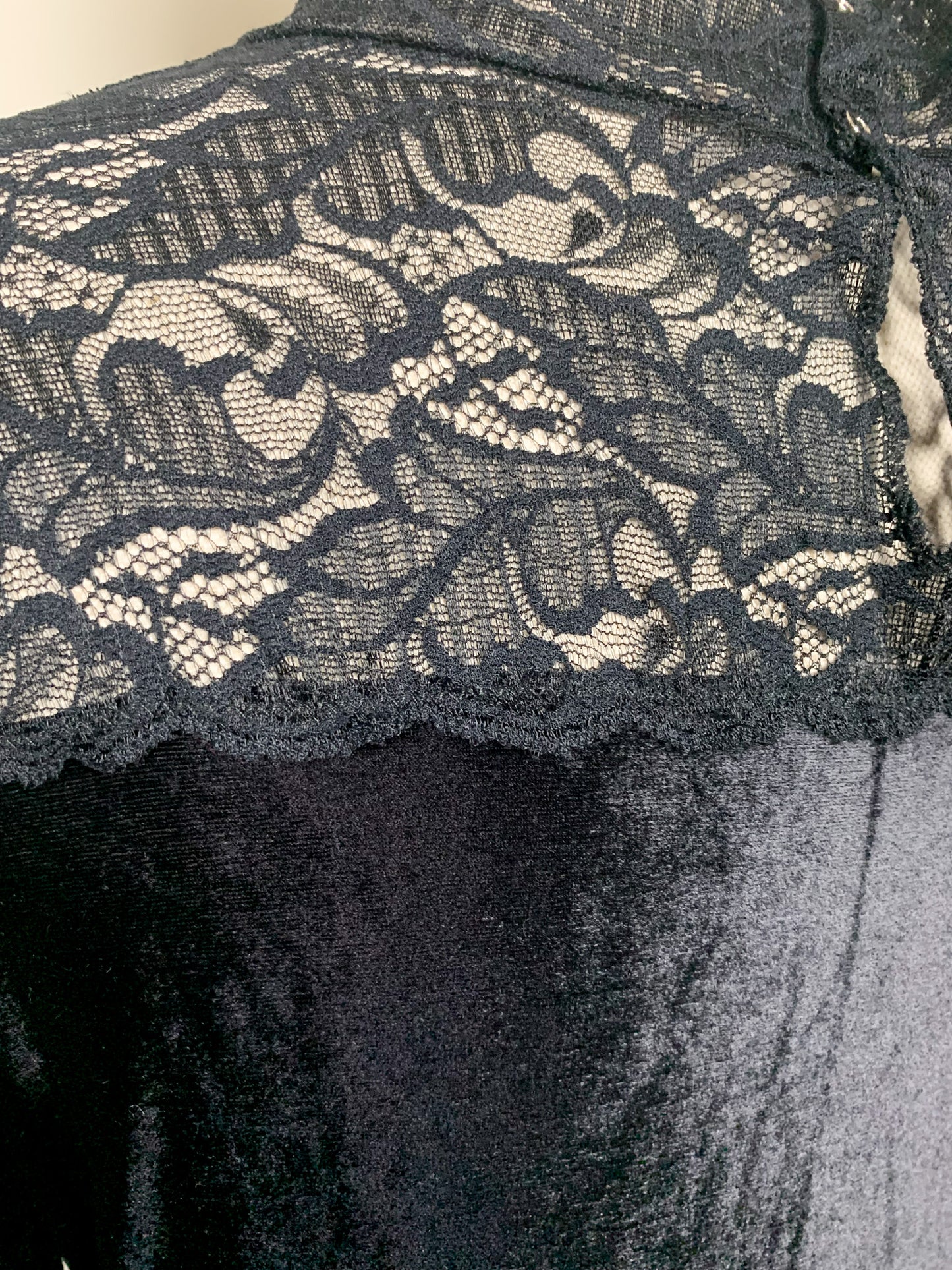 Body The Insomnia Cafe Vintage Noir Velours & Dentelle - Col Montant Cut-Out - Années 90 / Y2K - T. 42/44 FR (L/XL)