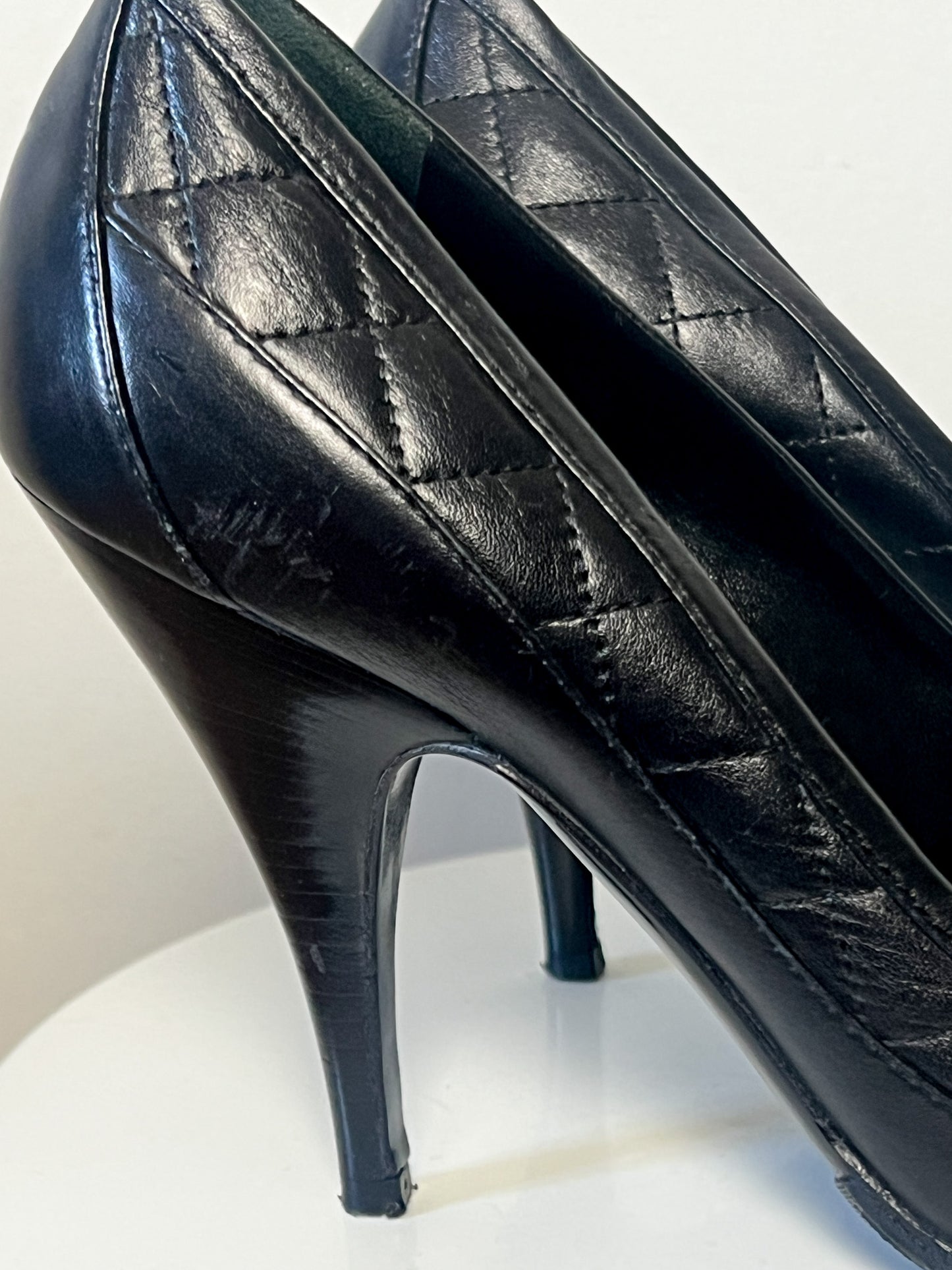 Escarpins BURBERRY London Luxe - Cuir Matelassé Noir & Boucles Dorées - Bout Fermé - Fabriqués en Italie - Pointure 39