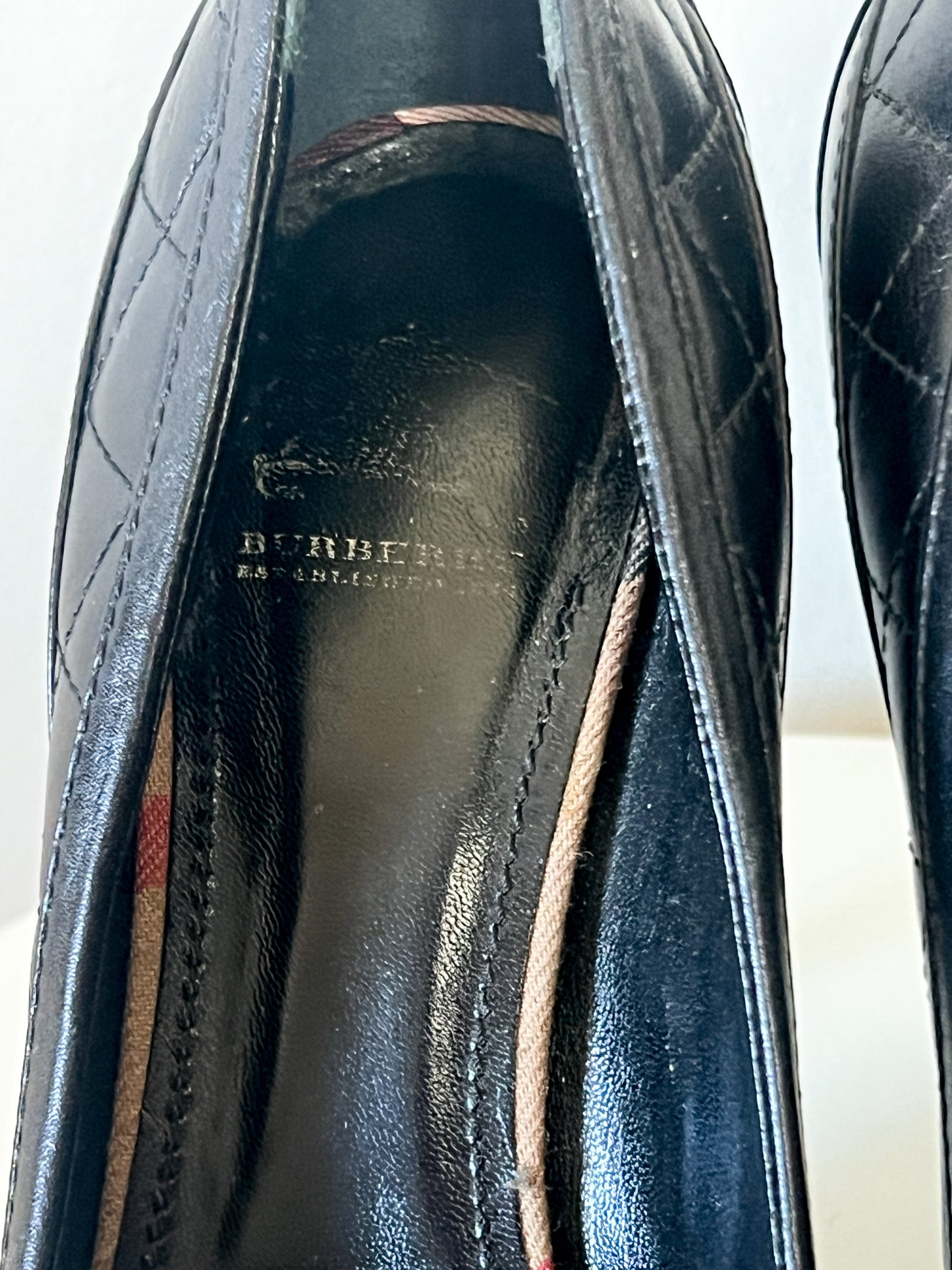 Escarpins BURBERRY London Luxe - Cuir Matelassé Noir & Boucles Dorées - Bout Fermé - Fabriqués en Italie - Pointure 39