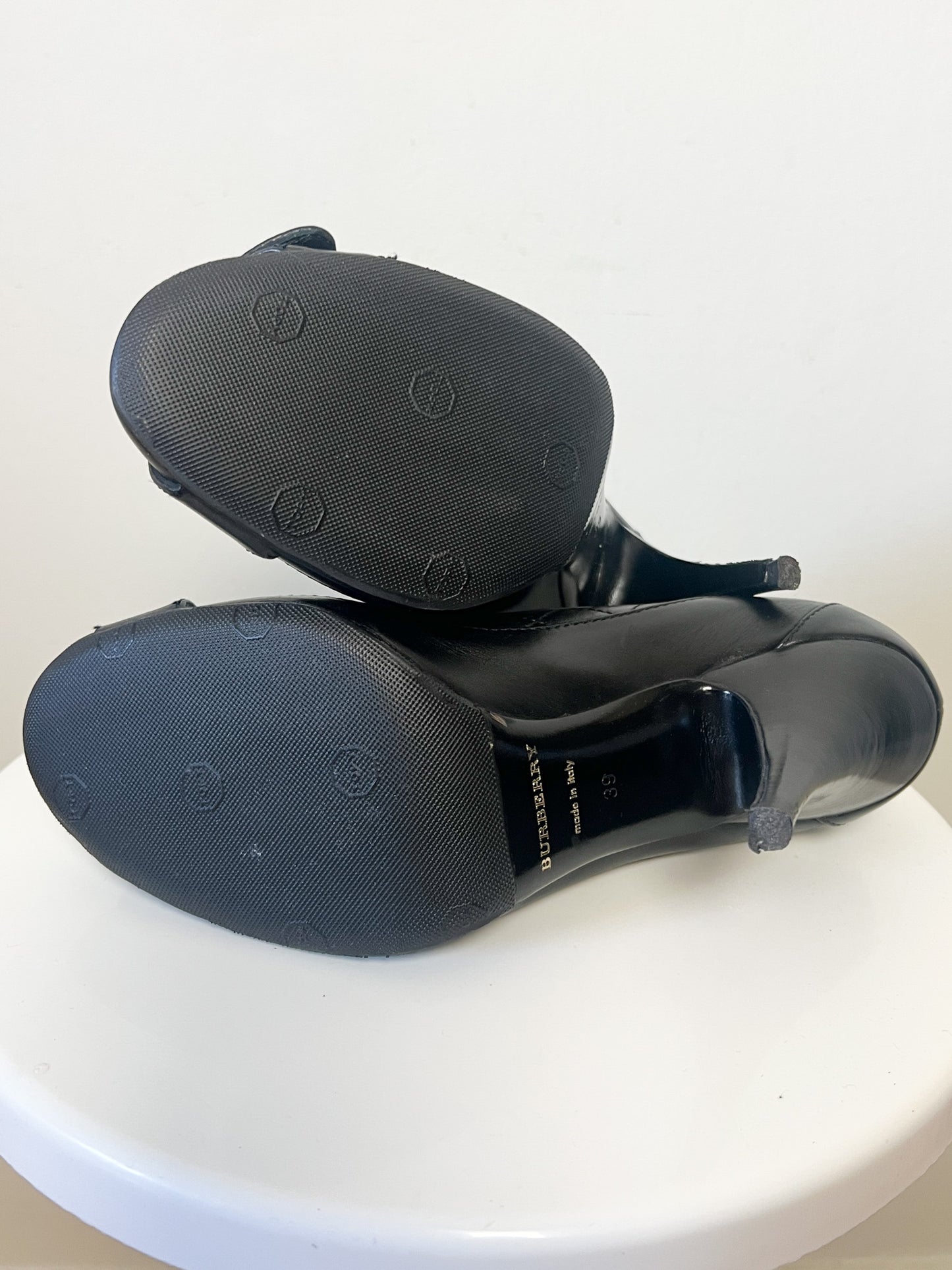 Escarpins BURBERRY London Luxe - Cuir Matelassé Noir & Boucles Dorées - Bout Fermé - Fabriqués en Italie - Pointure 39