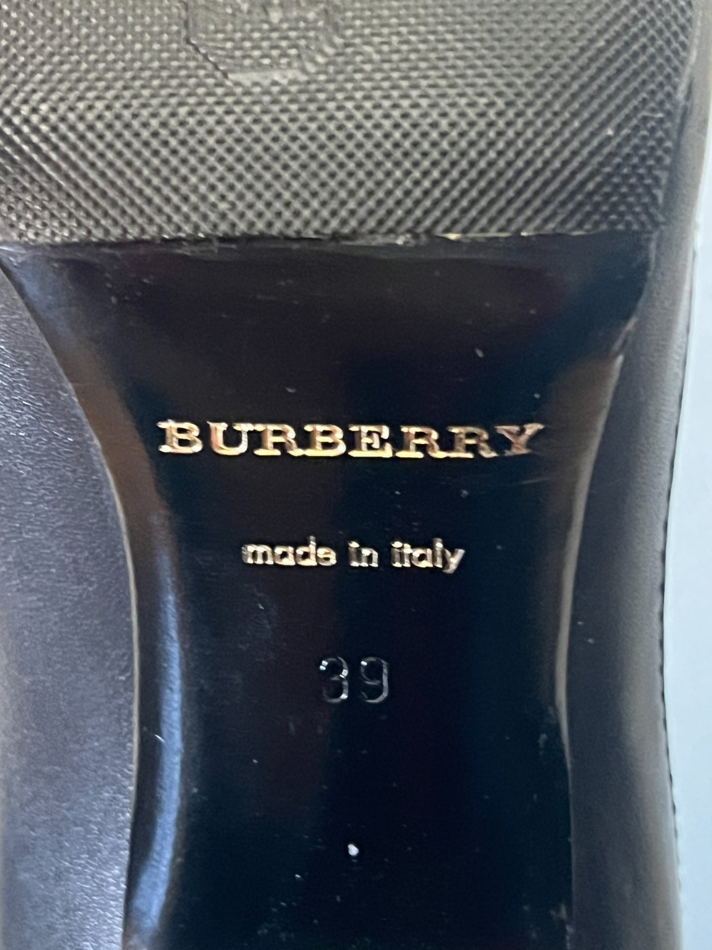 Escarpins BURBERRY London Luxe - Cuir Matelassé Noir & Boucles Dorées - Bout Fermé - Fabriqués en Italie - Pointure 39