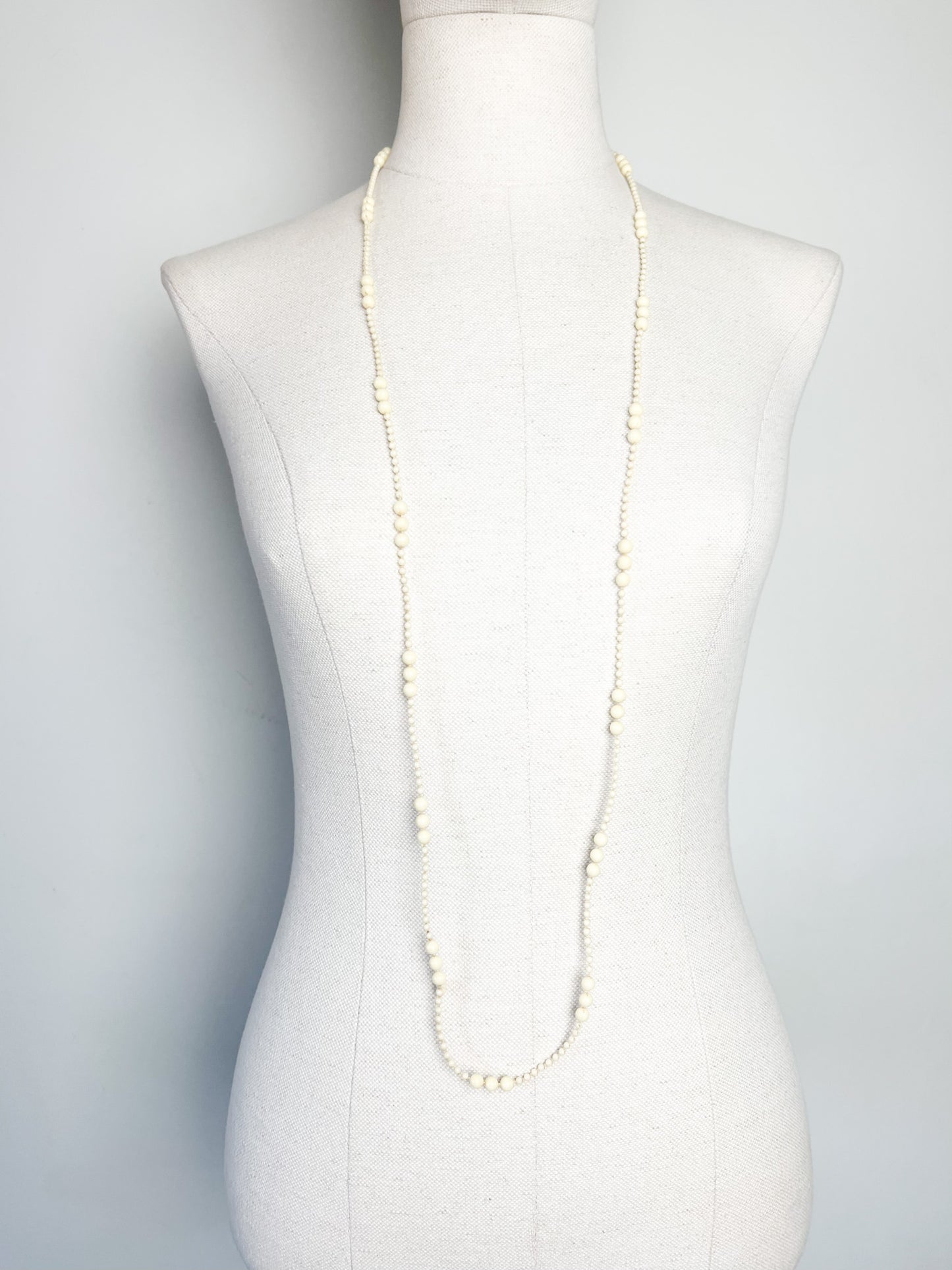 Collier Sautoir Long Vintage Années 70 - Perles Crème & Ivoire - Look Gatsby_ Exemplaire n°2
