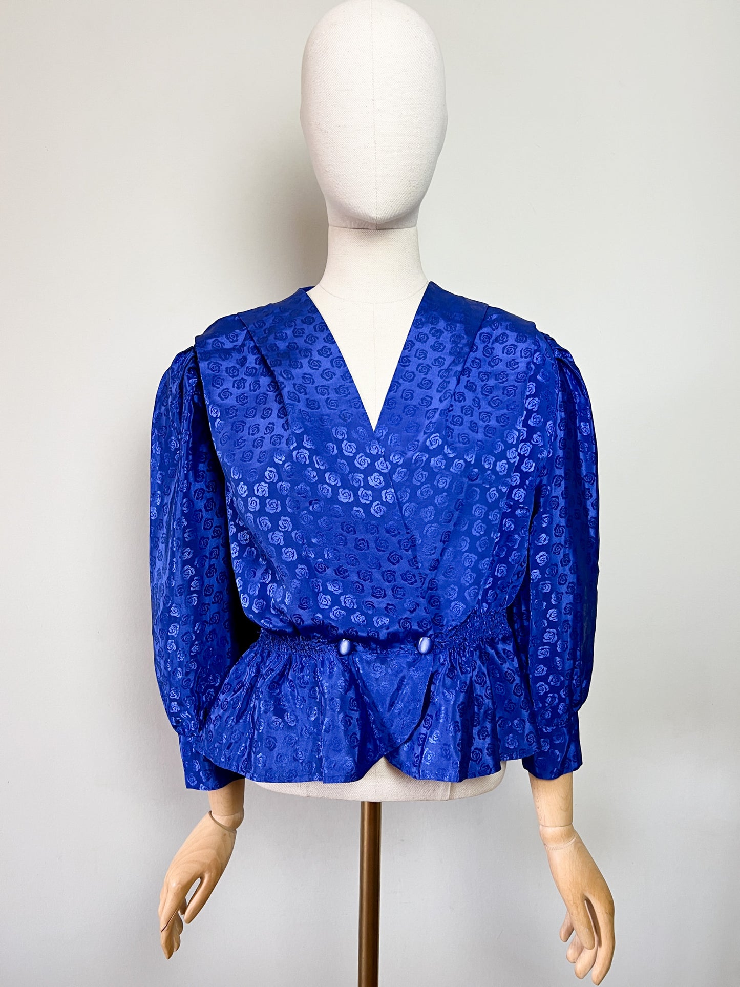 Blouse Vintage Années 80 Bleue Roi Damassée Roses - Croisée & Basques - T. 38 FR (M)