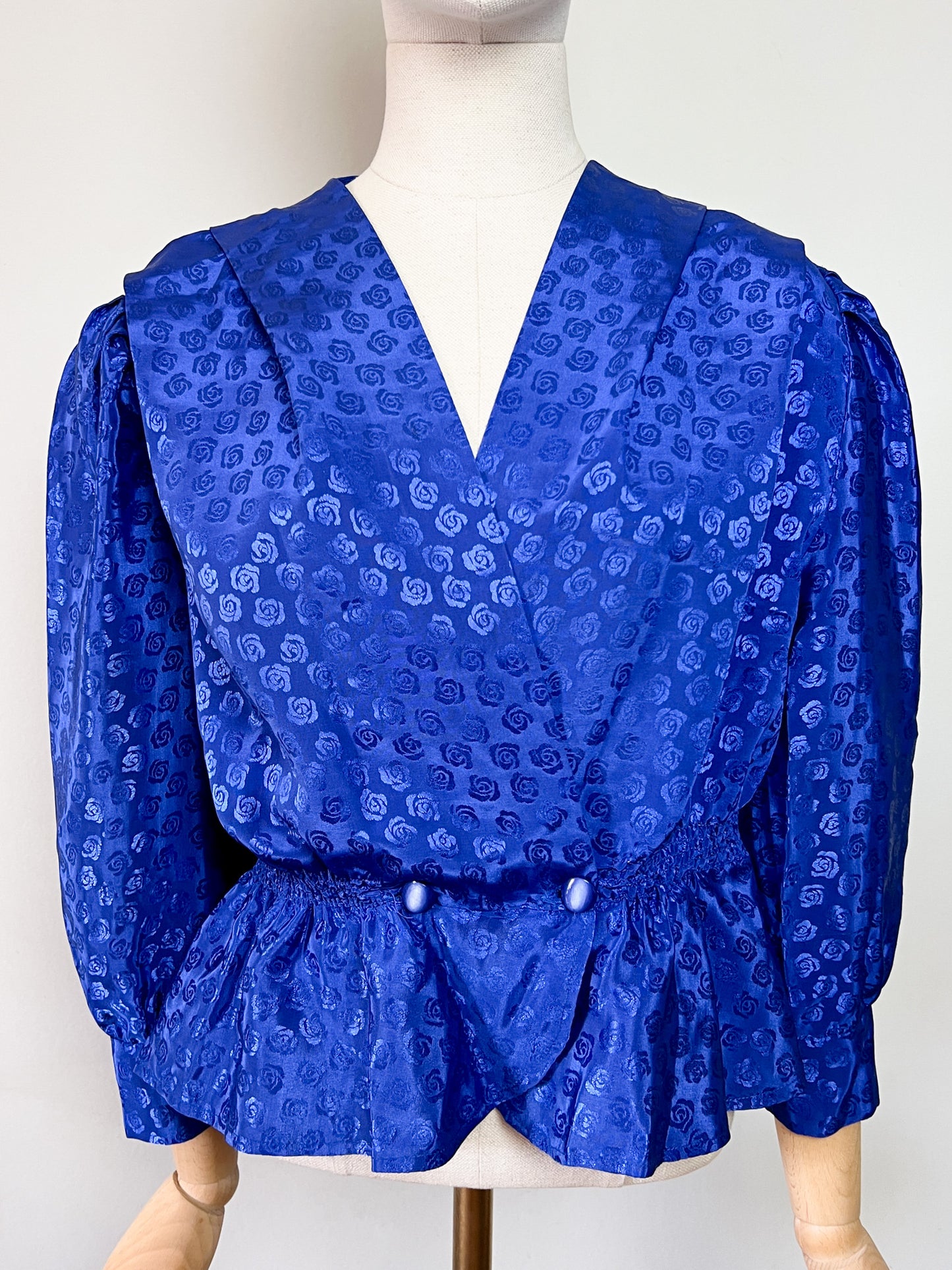 Blouse Vintage Années 80 Bleue Roi Damassée Roses - Croisée & Basques - T. 38 FR (M)