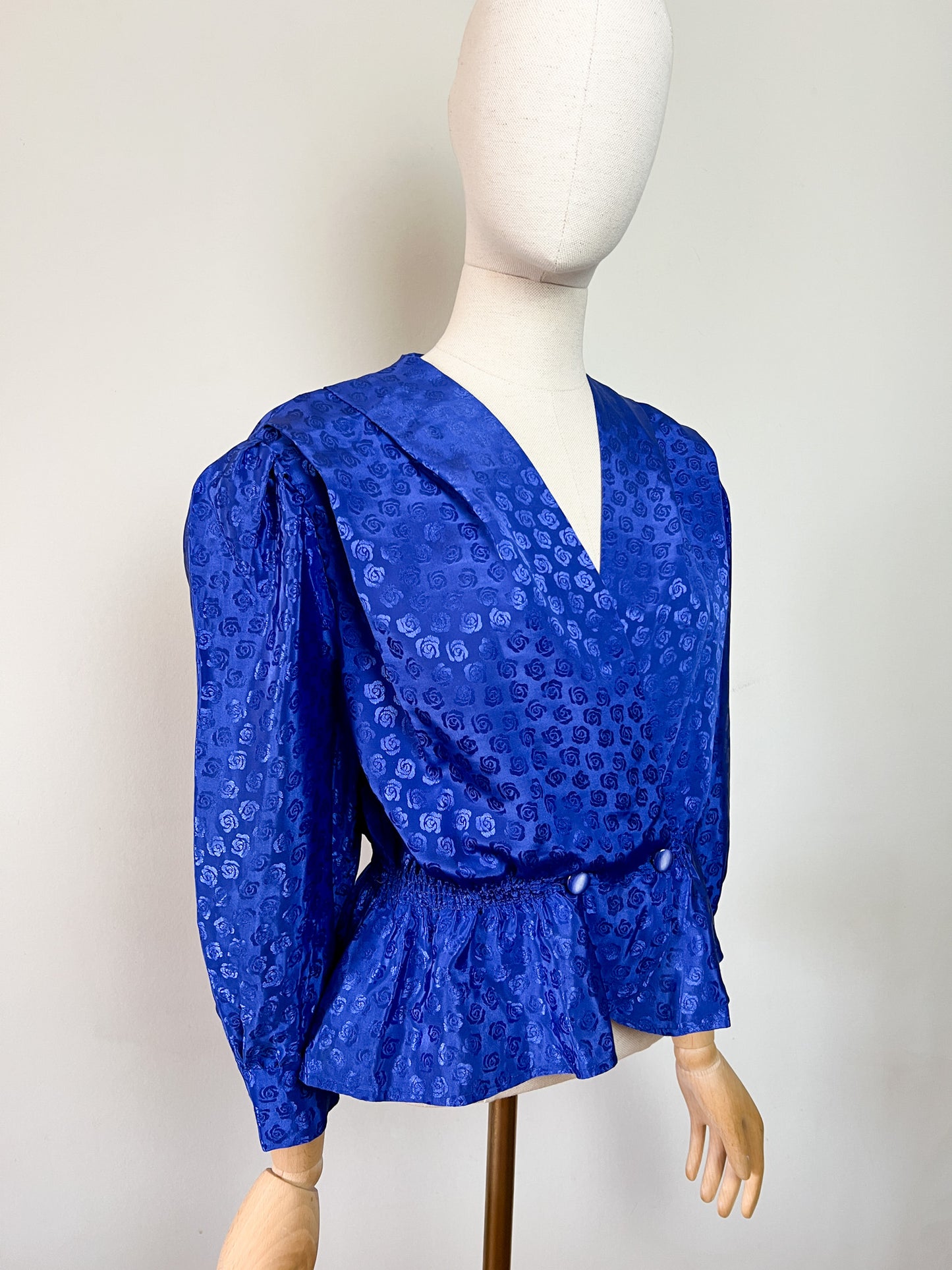 Blouse Vintage Années 80 Bleue Roi Damassée Roses - Croisée & Basques - T. 38 FR (M)