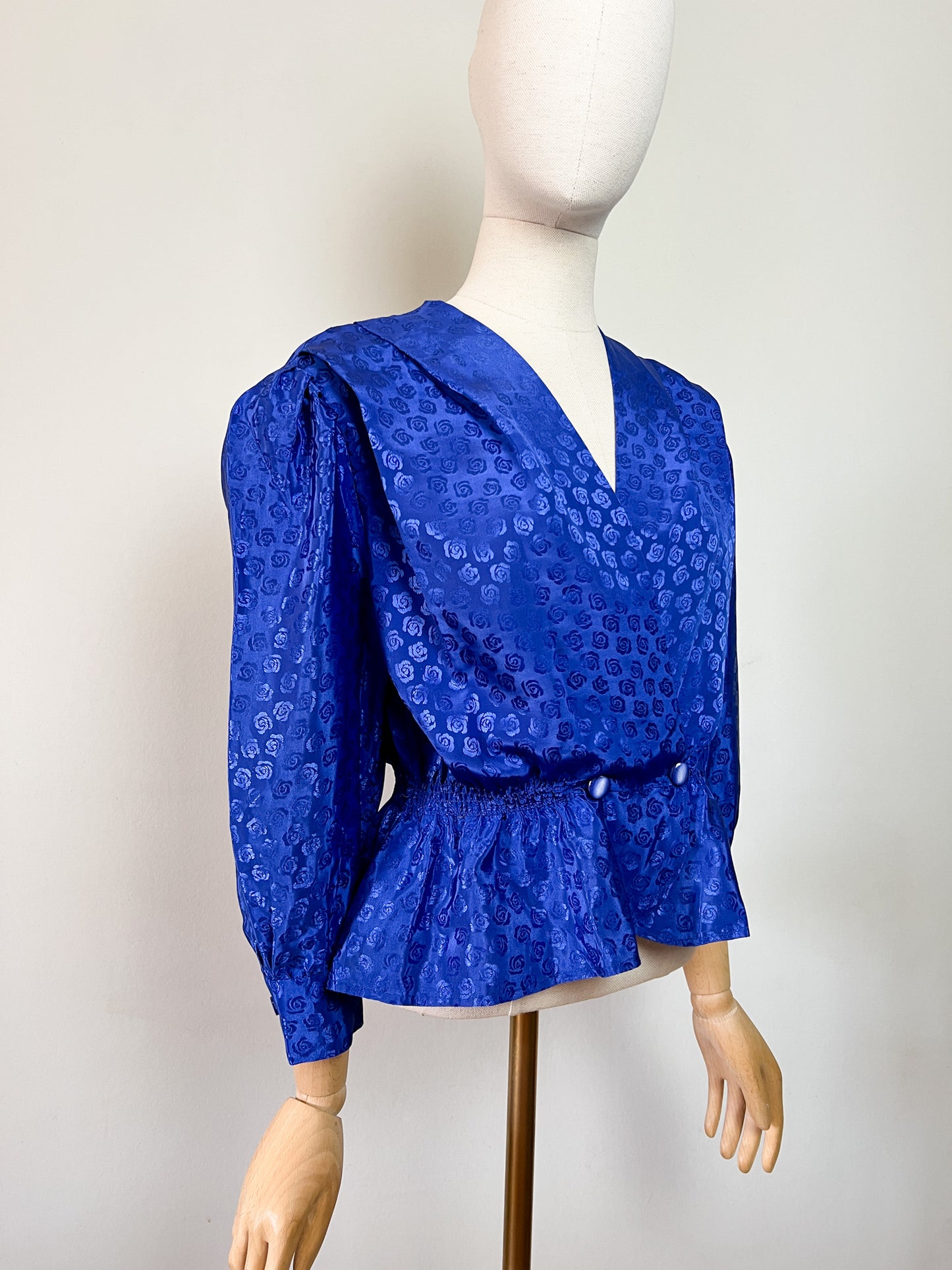Blouse Vintage Années 80 Bleue Roi Damassée Roses - Croisée & Basques - T. 38 FR (M)