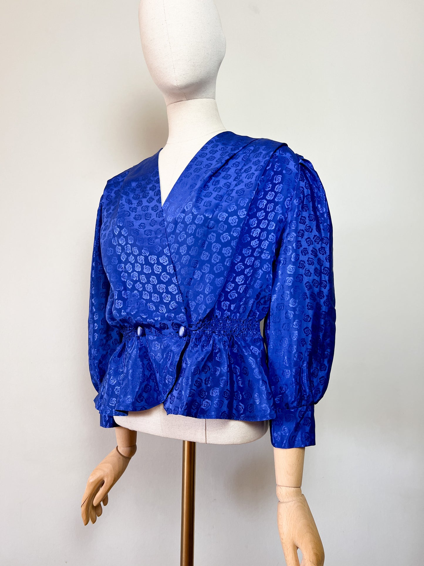 Blouse Vintage Années 80 Bleue Roi Damassée Roses - Croisée & Basques - T. 38 FR (M)