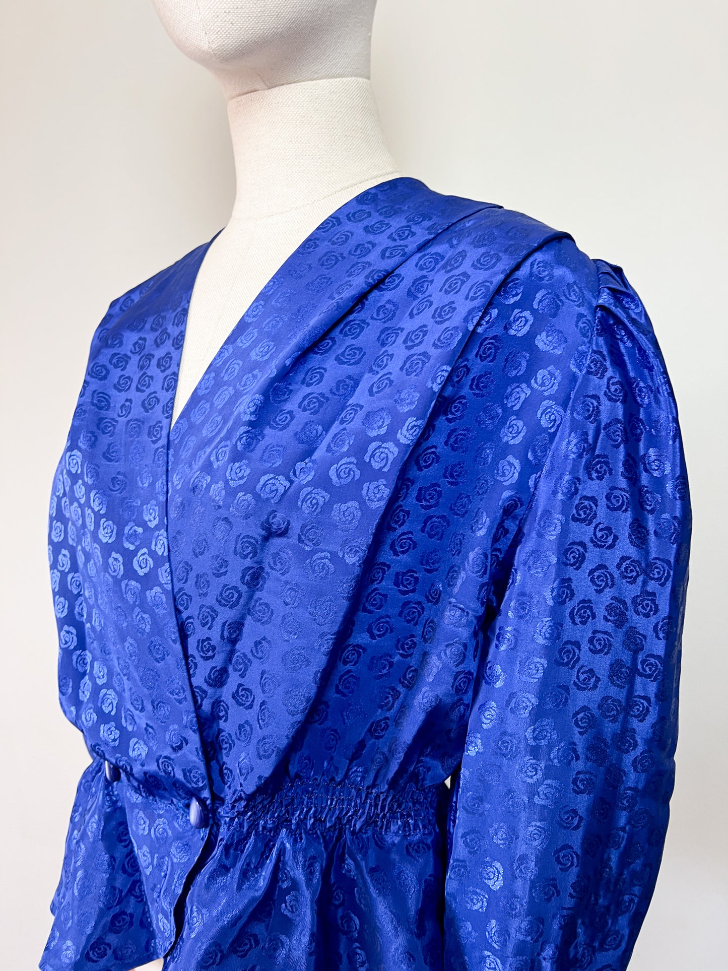 Blouse Vintage Années 80 Bleue Roi Damassée Roses - Croisée & Basques - T. 38 FR (M)
