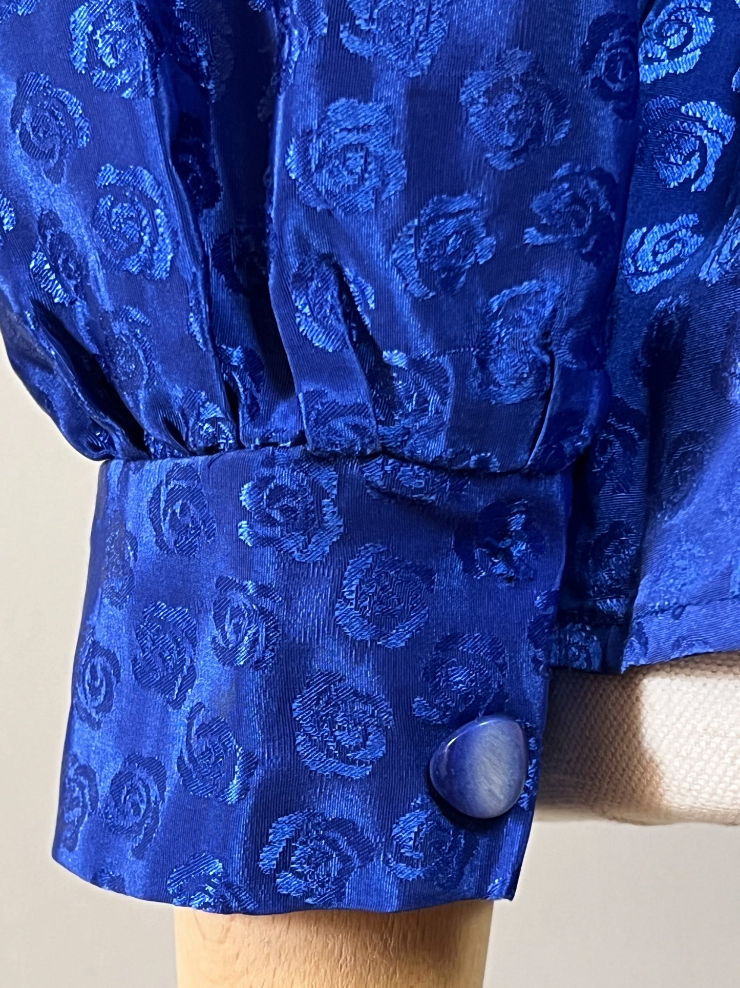 Blouse Vintage Années 80 Bleue Roi Damassée Roses - Croisée & Basques - T. 38 FR (M)