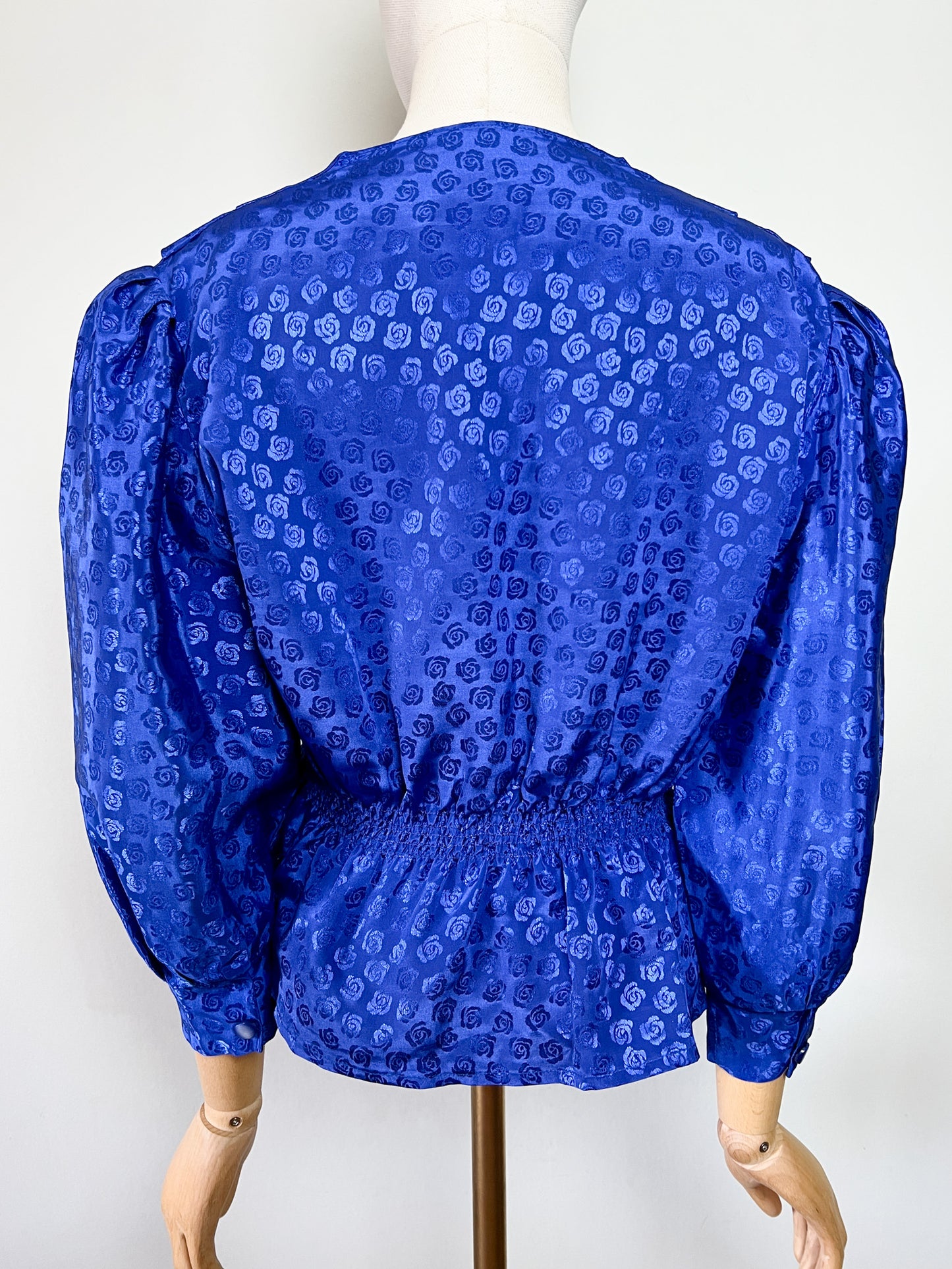 Blouse Vintage Années 80 Bleue Roi Damassée Roses - Croisée & Basques - T. 38 FR (M)