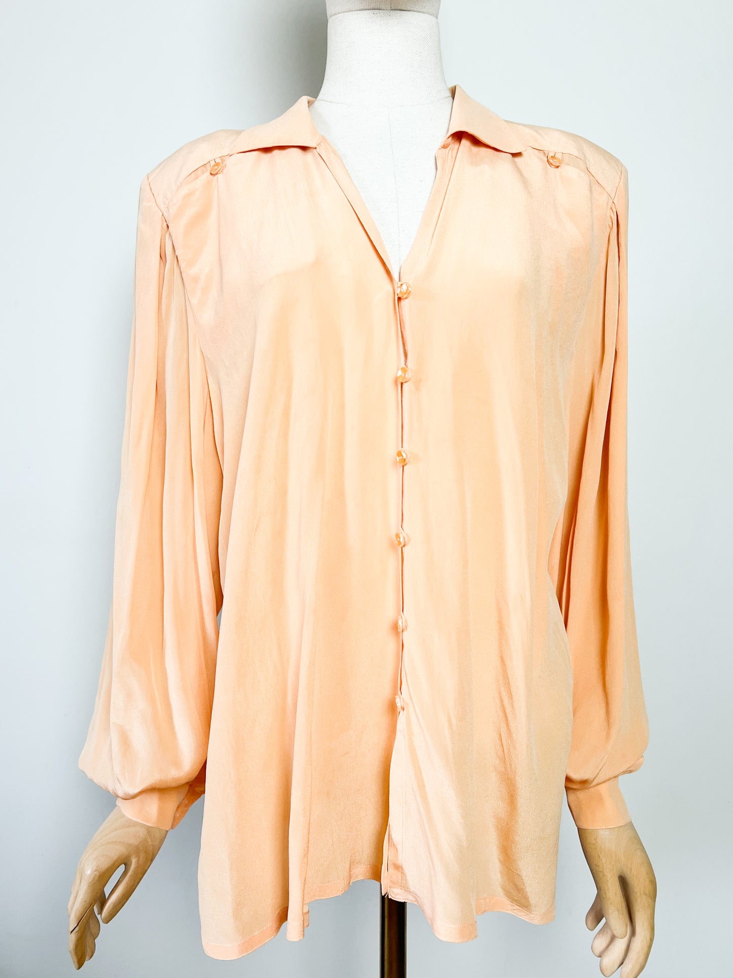 Chemisier Blouse Vintage Jacques Molko Paris - 100% Soie Jaune Abricot - Épaulettes & Boutons Fantaisie - Années 80 - T. 44 FR (XL)