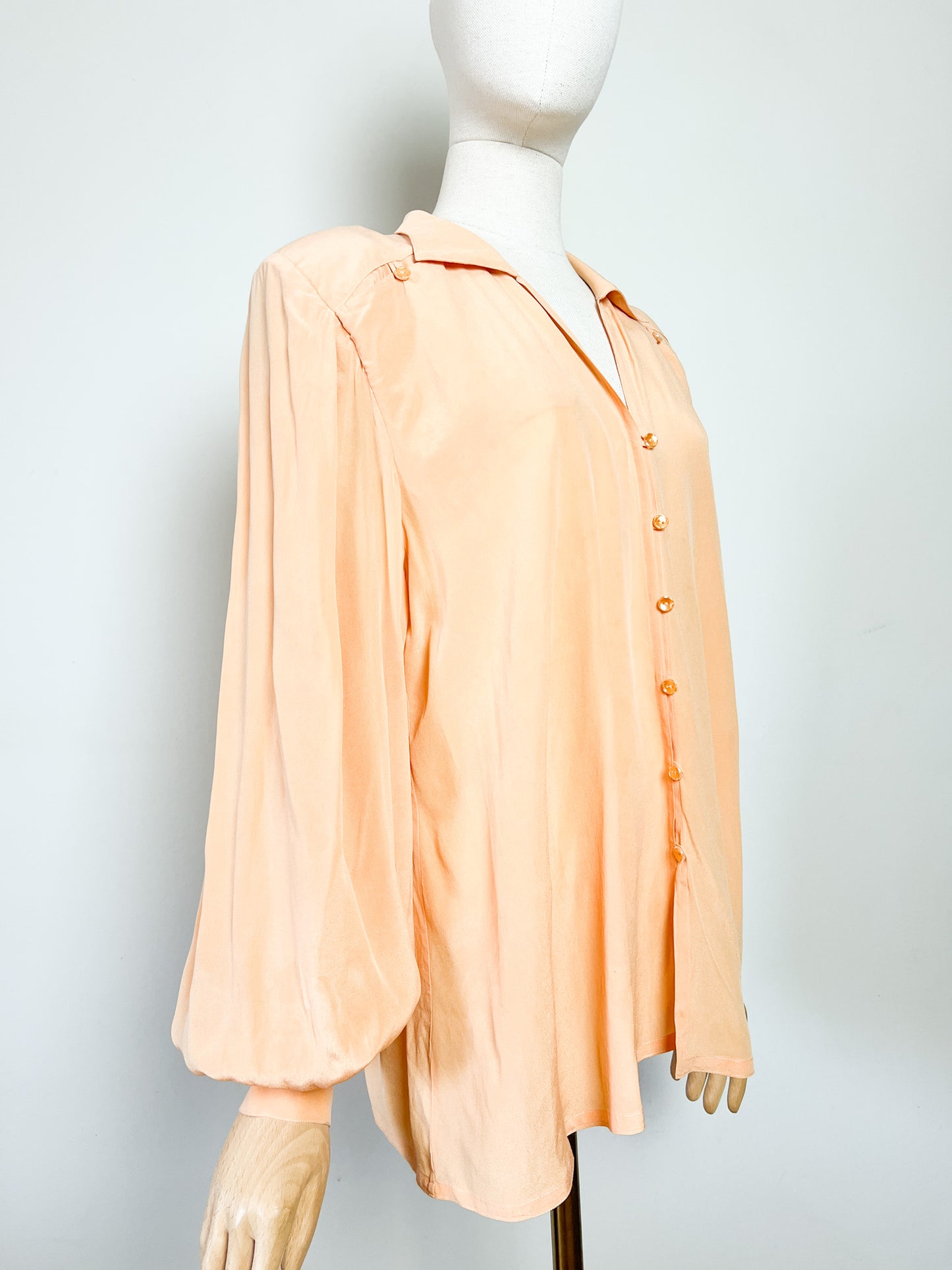 Chemisier Blouse Vintage Jacques Molko Paris - 100% Soie Jaune Abricot - Épaulettes & Boutons Fantaisie - Années 80 - T. 44 FR (XL)