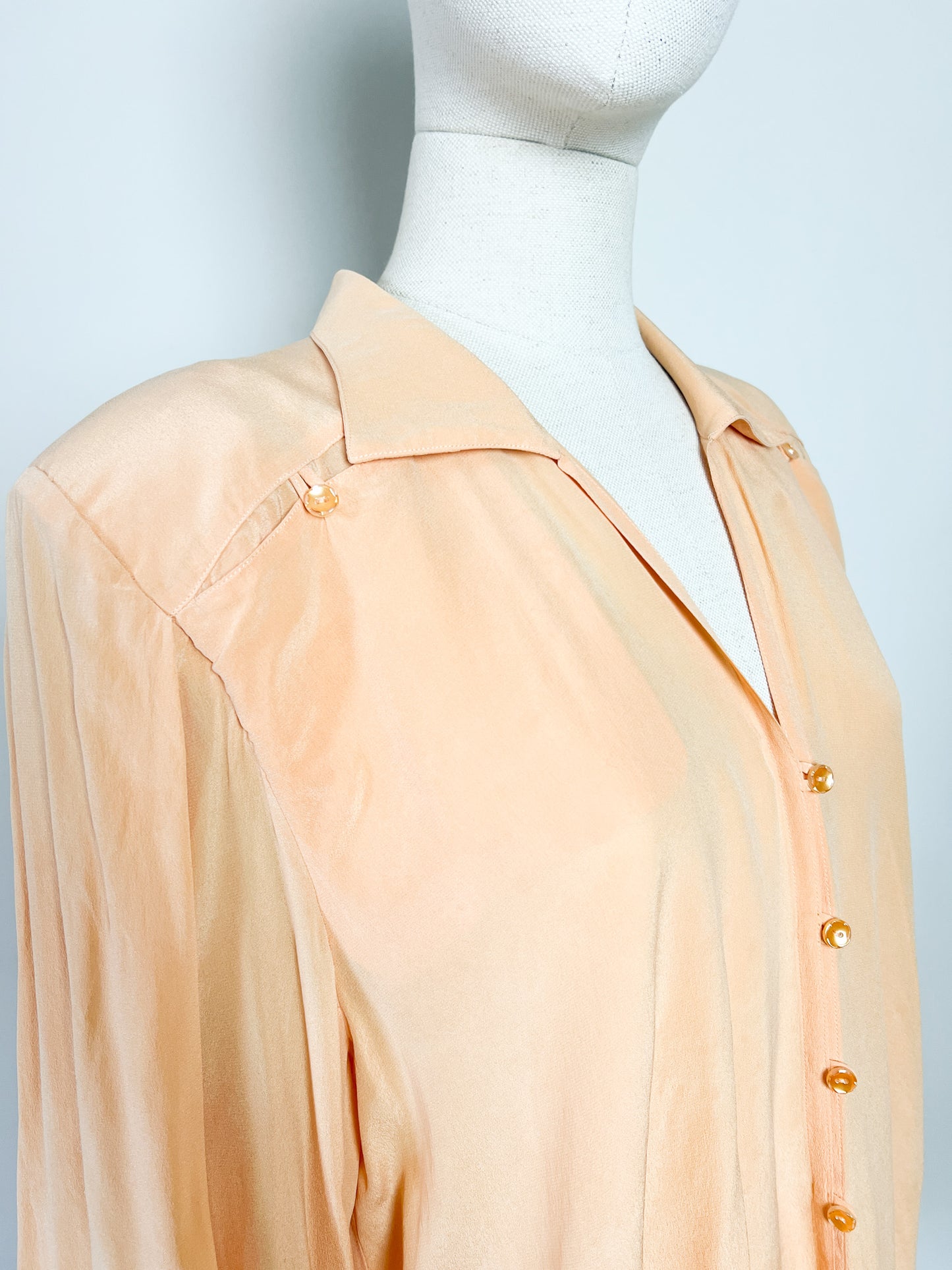 Chemisier Blouse Vintage Jacques Molko Paris - 100% Soie Jaune Abricot - Épaulettes & Boutons Fantaisie - Années 80 - T. 44 FR (XL)
