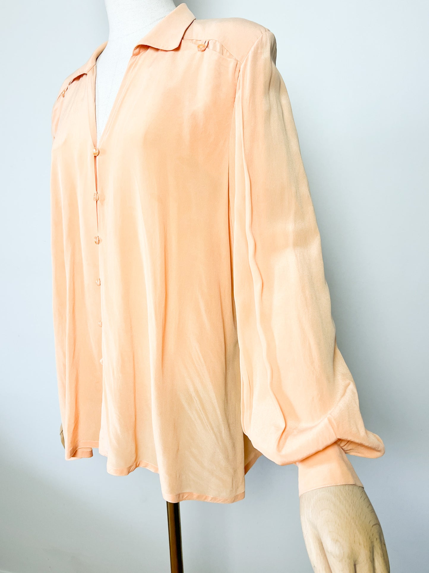 Chemisier Blouse Vintage Jacques Molko Paris - 100% Soie Jaune Abricot - Épaulettes & Boutons Fantaisie - Années 80 - T. 44 FR (XL)
