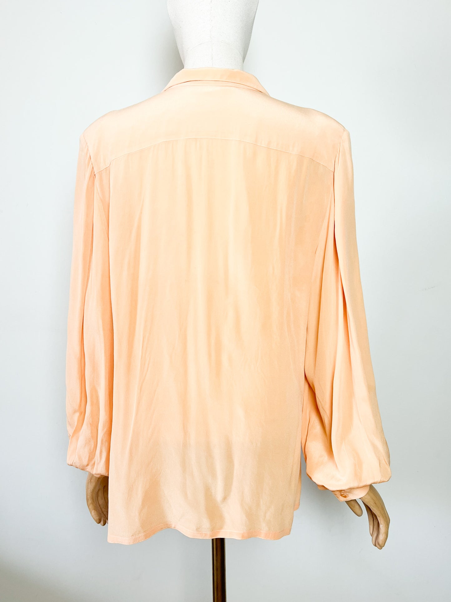 Chemisier Blouse Vintage Jacques Molko Paris - 100% Soie Jaune Abricot - Épaulettes & Boutons Fantaisie - Années 80 - T. 44 FR (XL)