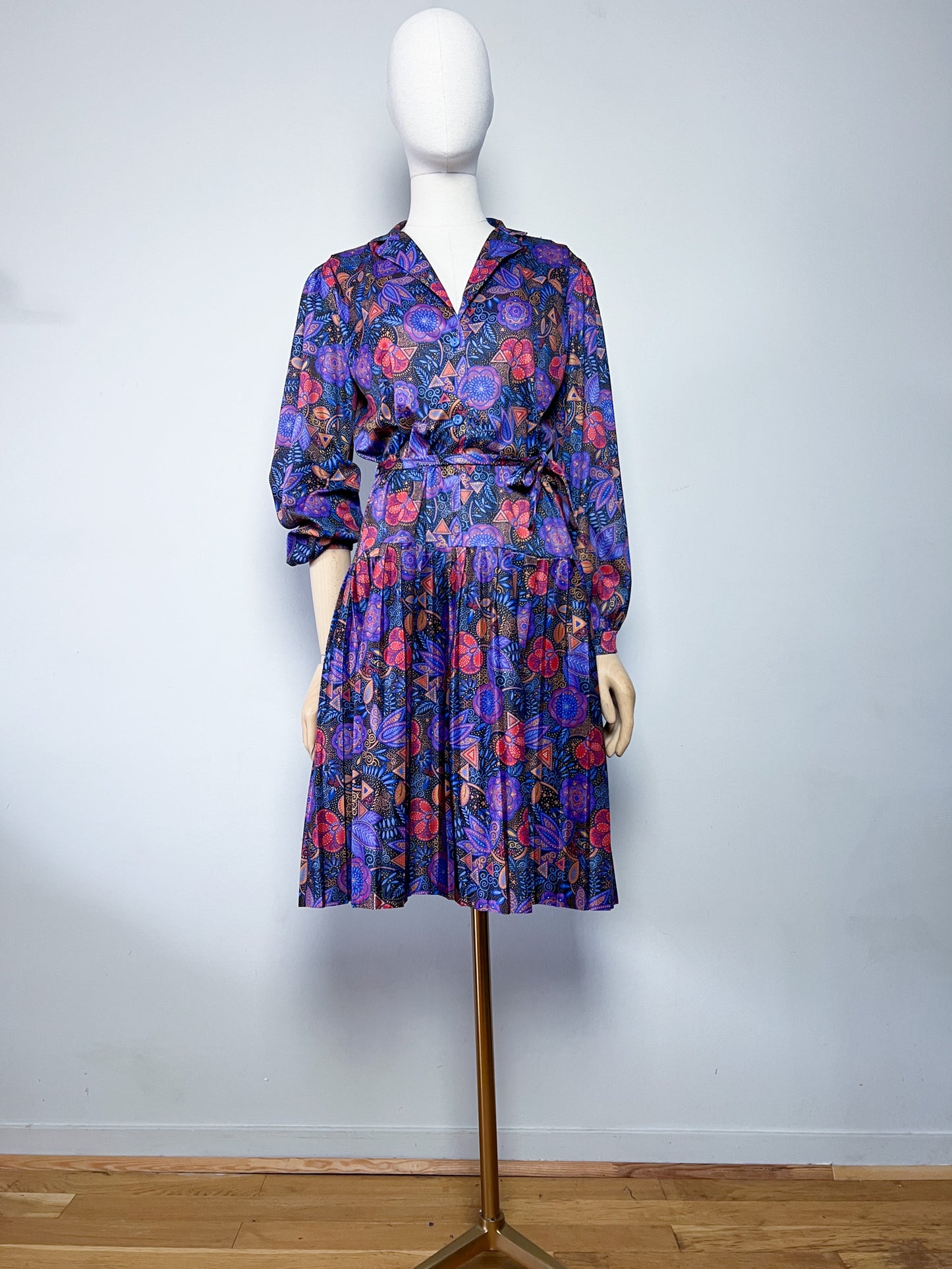 Robe Chemisier Vintage Fluide Imprimé Cachemire / Foulard - Tons Bleu, Ocre, Violet - Bas Plissé & Ceinture - Années 70/80 - T. 36 FR (S)