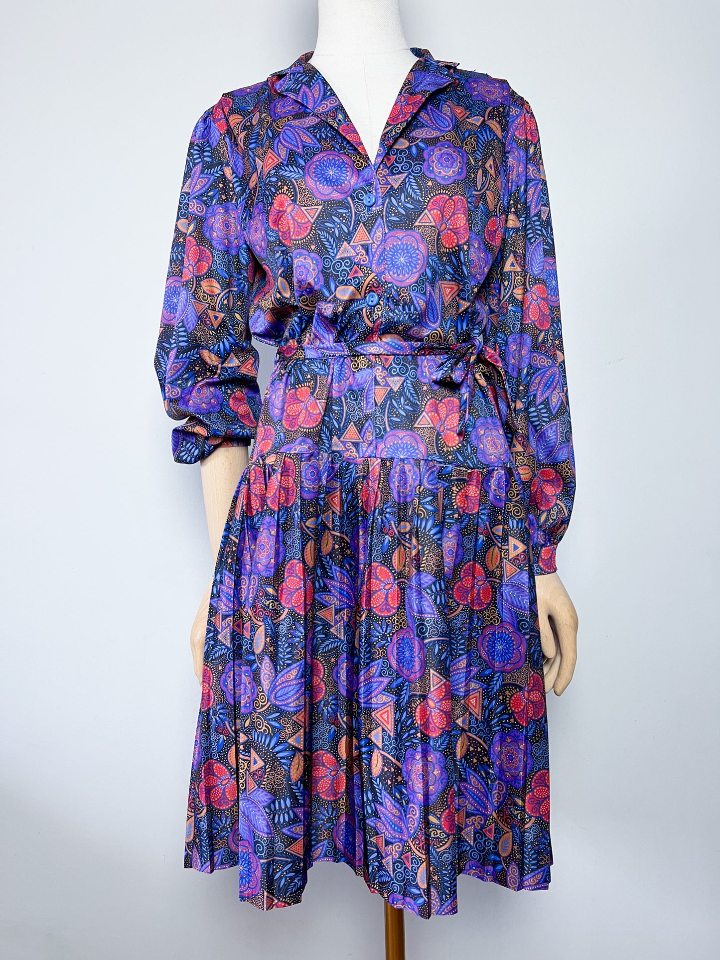 Robe Chemisier Vintage Fluide Imprimé Cachemire / Foulard - Tons Bleu, Ocre, Violet - Bas Plissé & Ceinture - Années 70/80 - T. 36 FR (S)