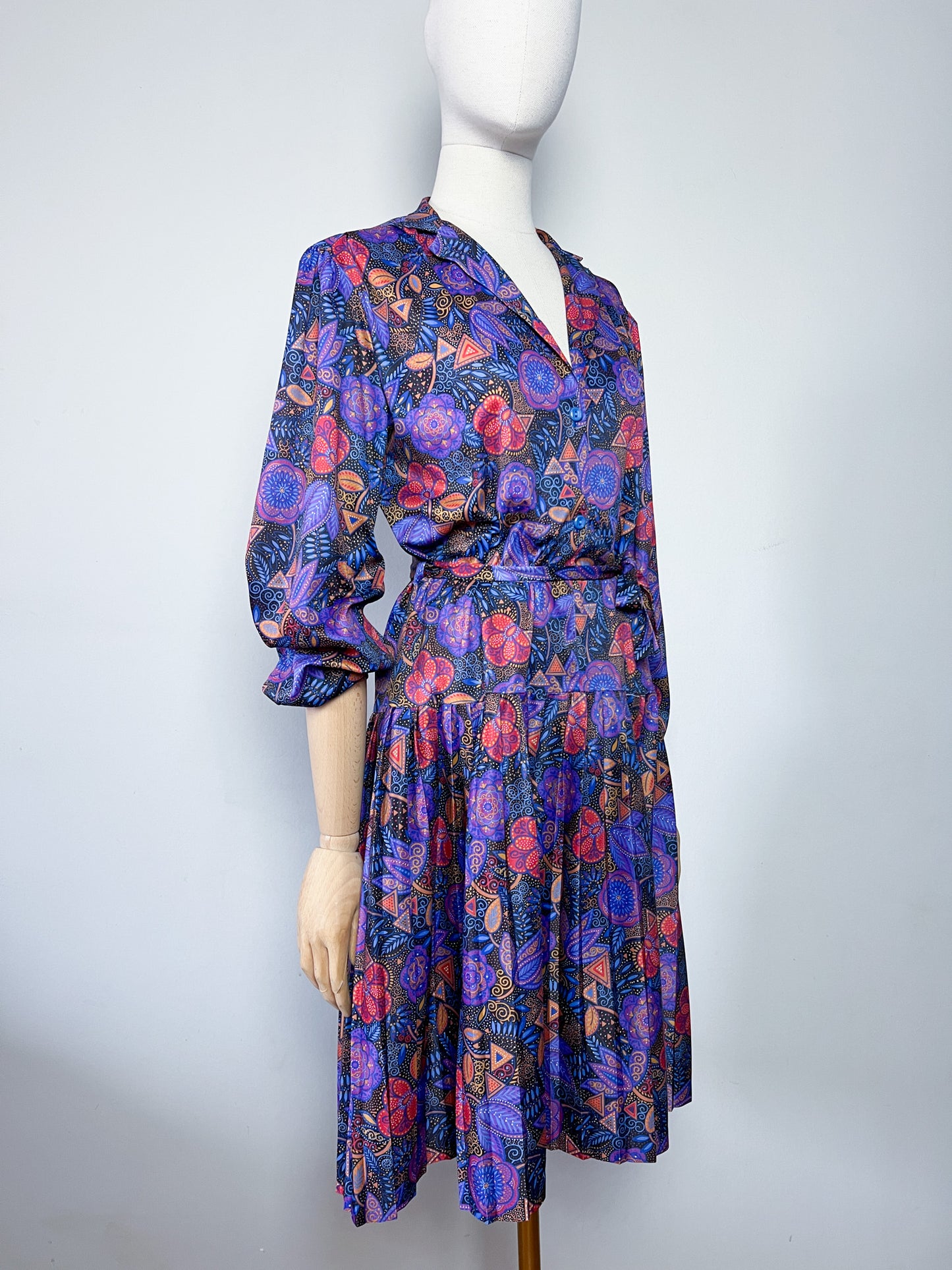 Robe Chemisier Vintage Fluide Imprimé Cachemire / Foulard - Tons Bleu, Ocre, Violet - Bas Plissé & Ceinture - Années 70/80 - T. 36 FR (S)
