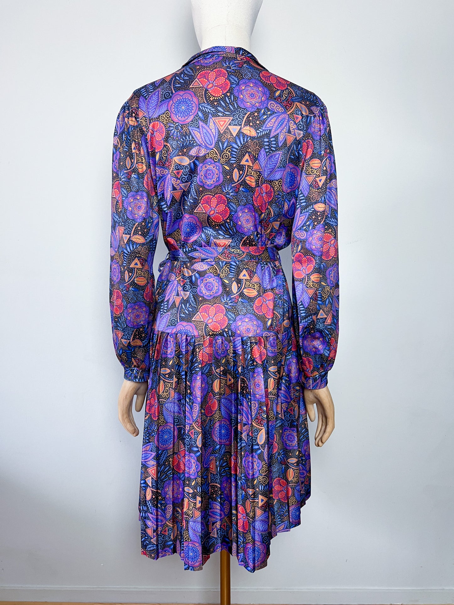 Robe Chemisier Vintage Fluide Imprimé Cachemire / Foulard - Tons Bleu, Ocre, Violet - Bas Plissé & Ceinture - Années 70/80 - T. 36 FR (S)