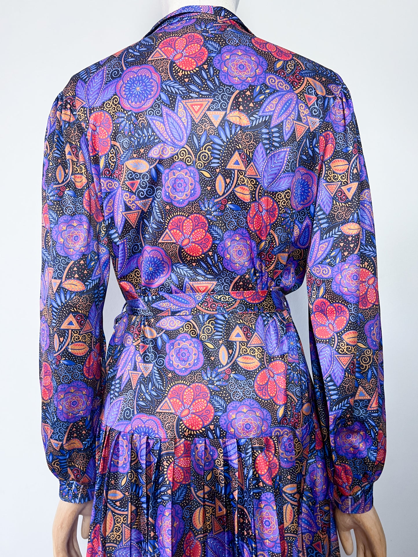 Robe Chemisier Vintage Fluide Imprimé Cachemire / Foulard - Tons Bleu, Ocre, Violet - Bas Plissé & Ceinture - Années 70/80 - T. 36 FR (S)