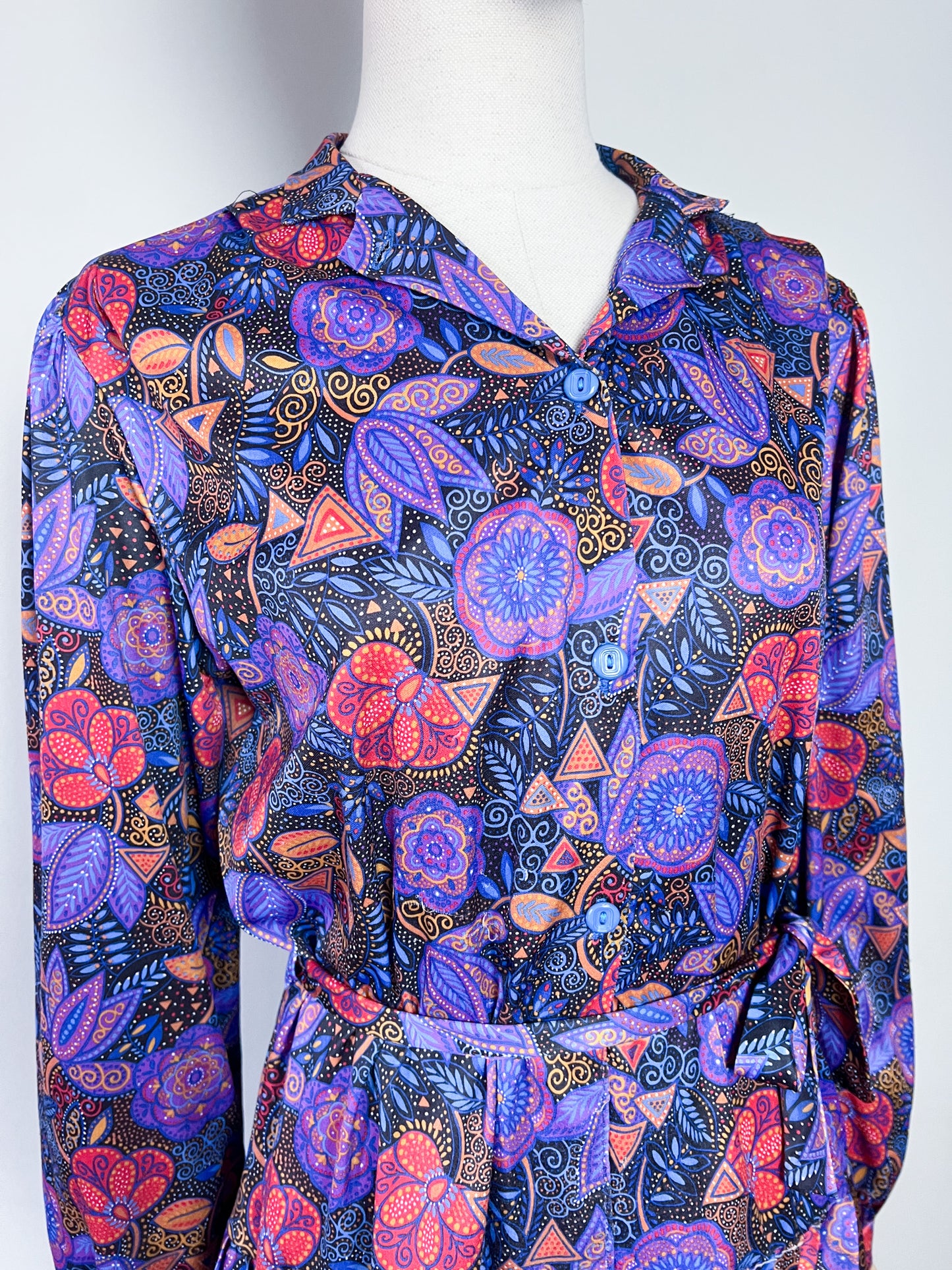 Robe Chemisier Vintage Fluide Imprimé Cachemire / Foulard - Tons Bleu, Ocre, Violet - Bas Plissé & Ceinture - Années 70/80 - T. 36 FR (S)