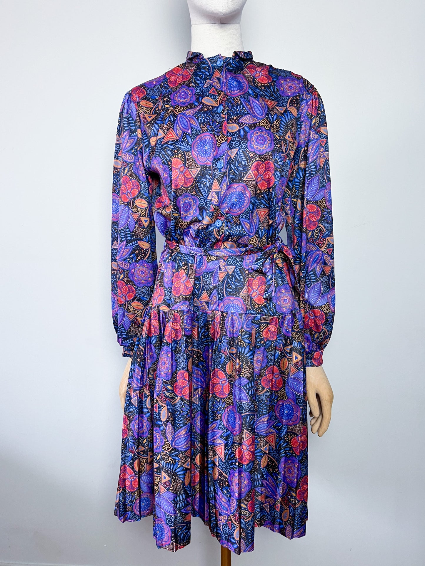 Robe Chemisier Vintage Fluide Imprimé Cachemire / Foulard - Tons Bleu, Ocre, Violet - Bas Plissé & Ceinture - Années 70/80 - T. 36 FR (S)