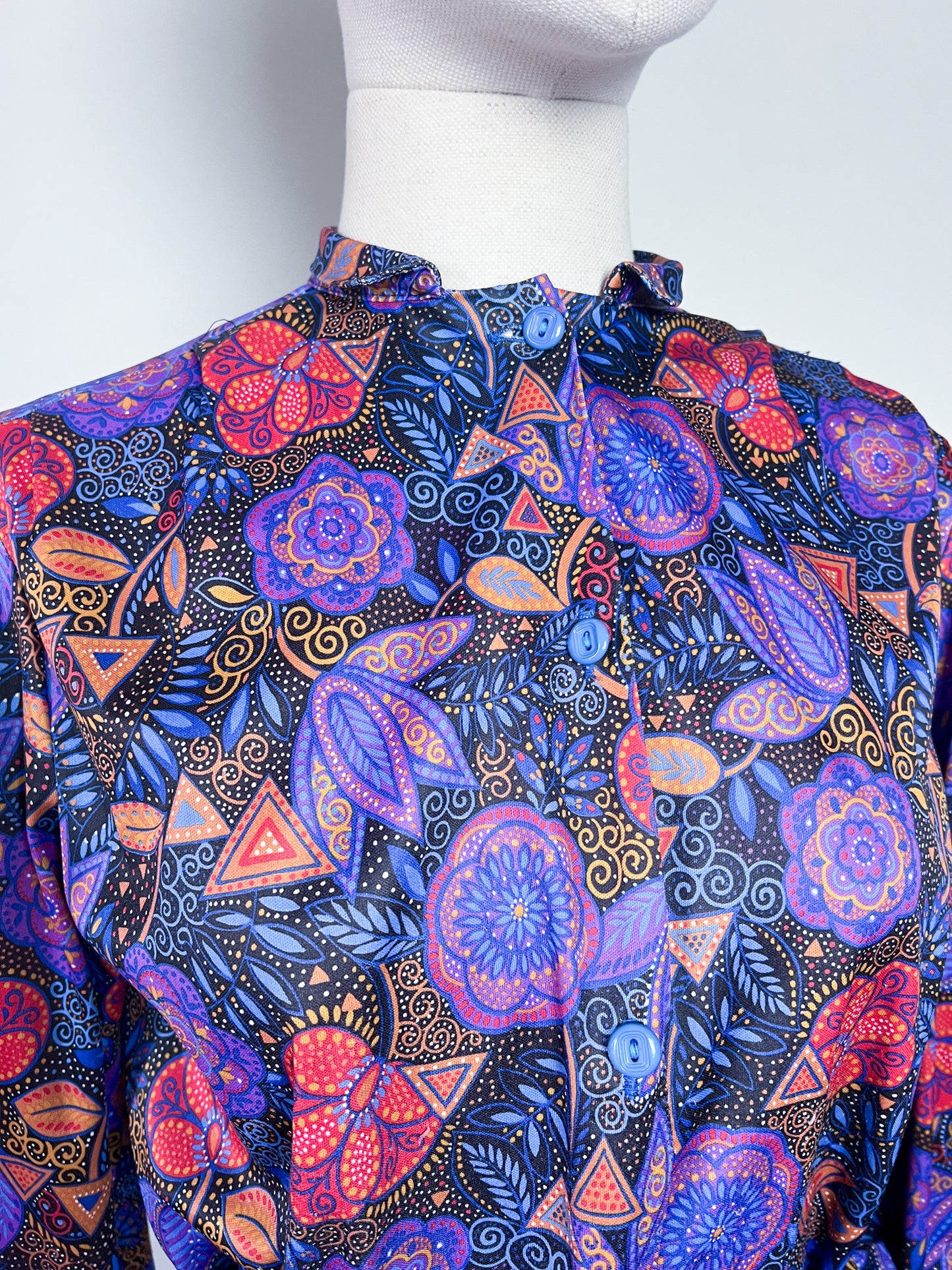 Robe Chemisier Vintage Fluide Imprimé Cachemire / Foulard - Tons Bleu, Ocre, Violet - Bas Plissé & Ceinture - Années 70/80 - T. 36 FR (S)