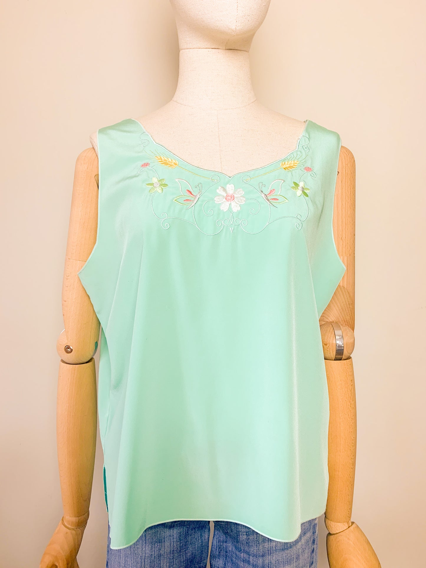 Blouse sans manche caraco vert d’eau avec broderies fleurs épis et papillons vintage