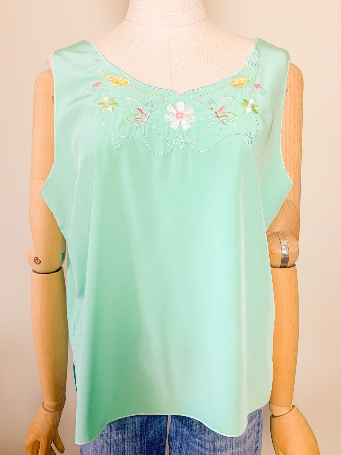 Blouse sans manche caraco vert d’eau avec broderies fleurs épis et papillons vintage
