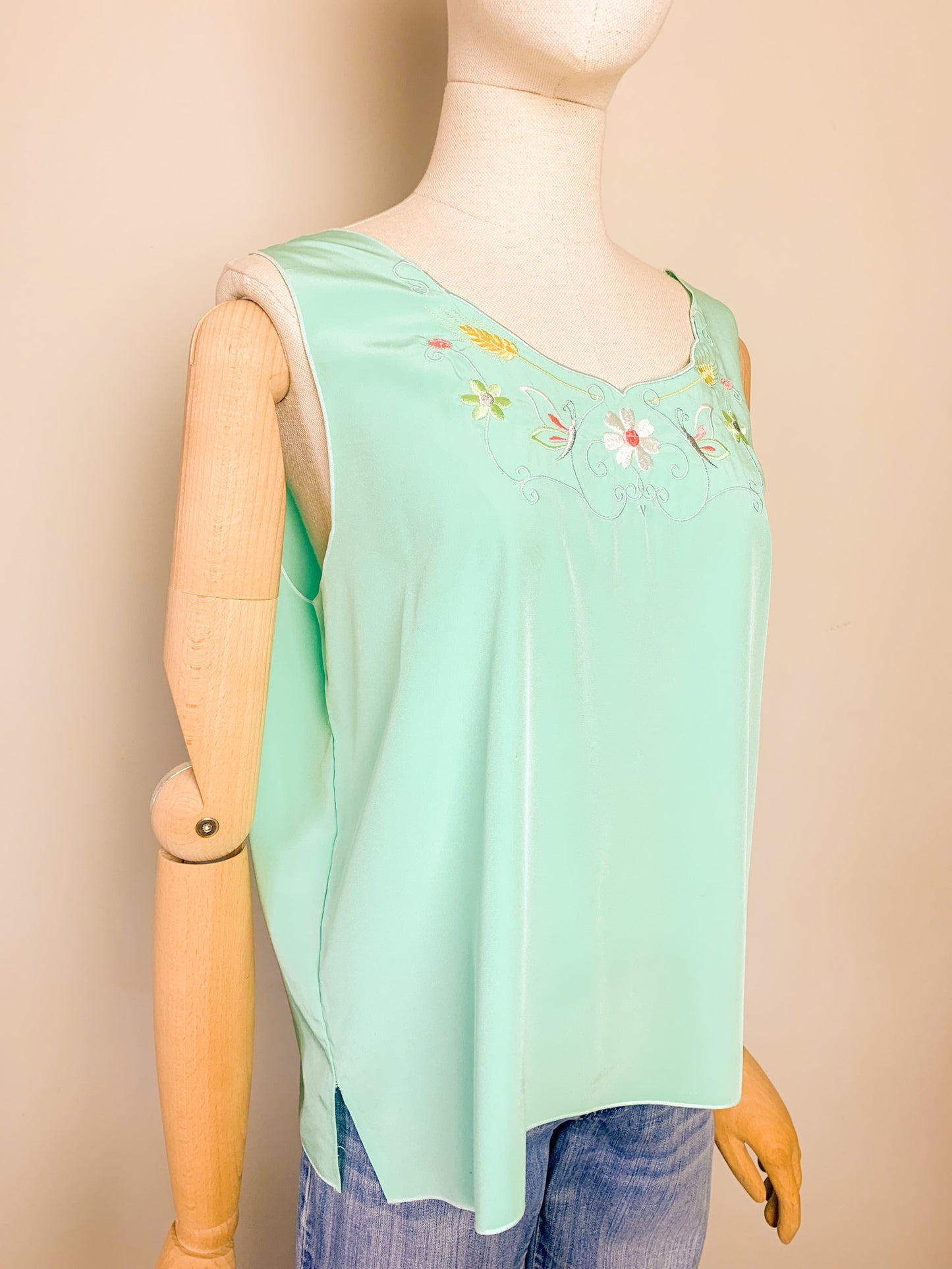 Blouse sans manche caraco vert d’eau avec broderies fleurs épis et papillons vintage