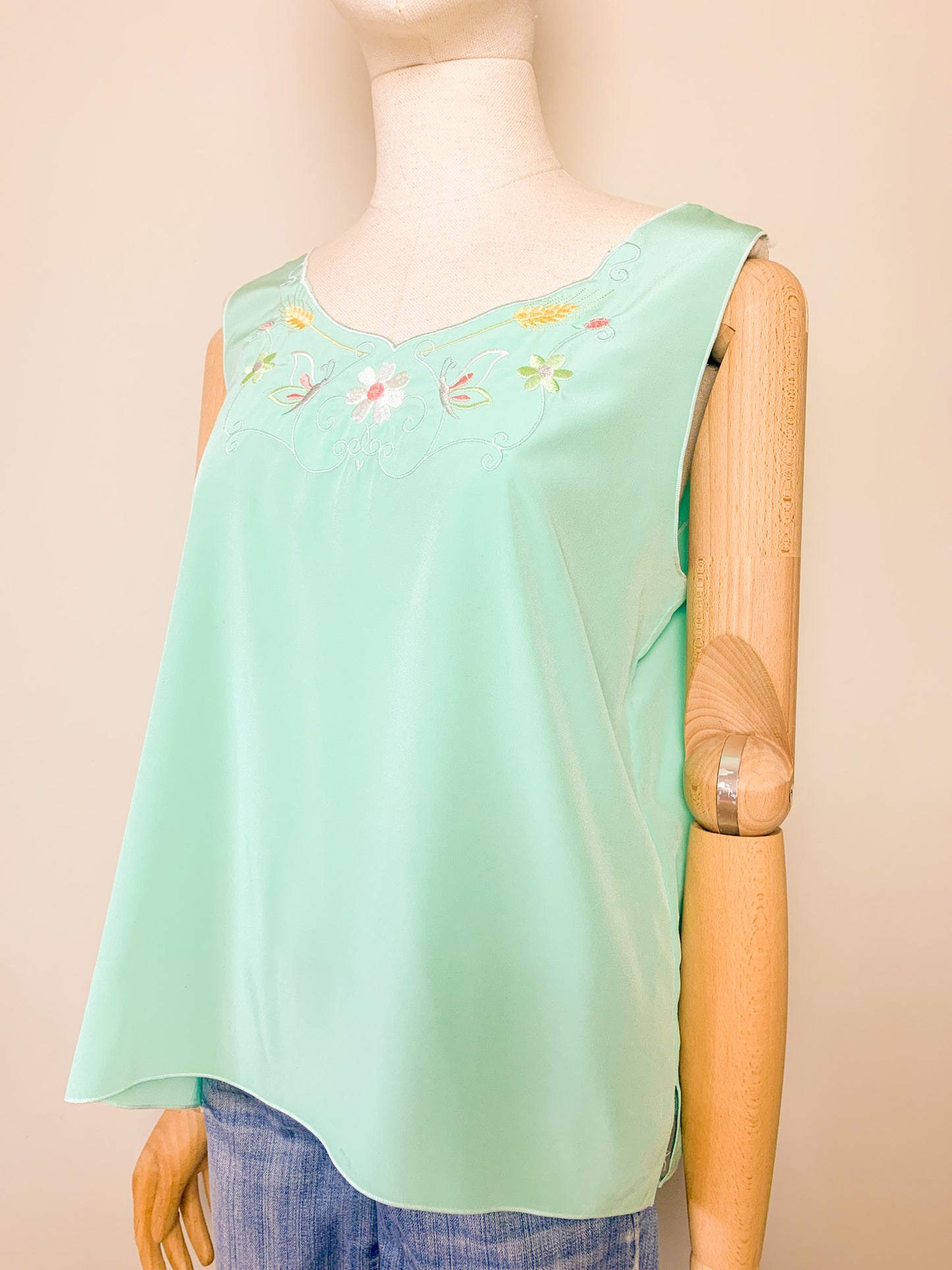 Blouse sans manche caraco vert d’eau avec broderies fleurs épis et papillons vintage