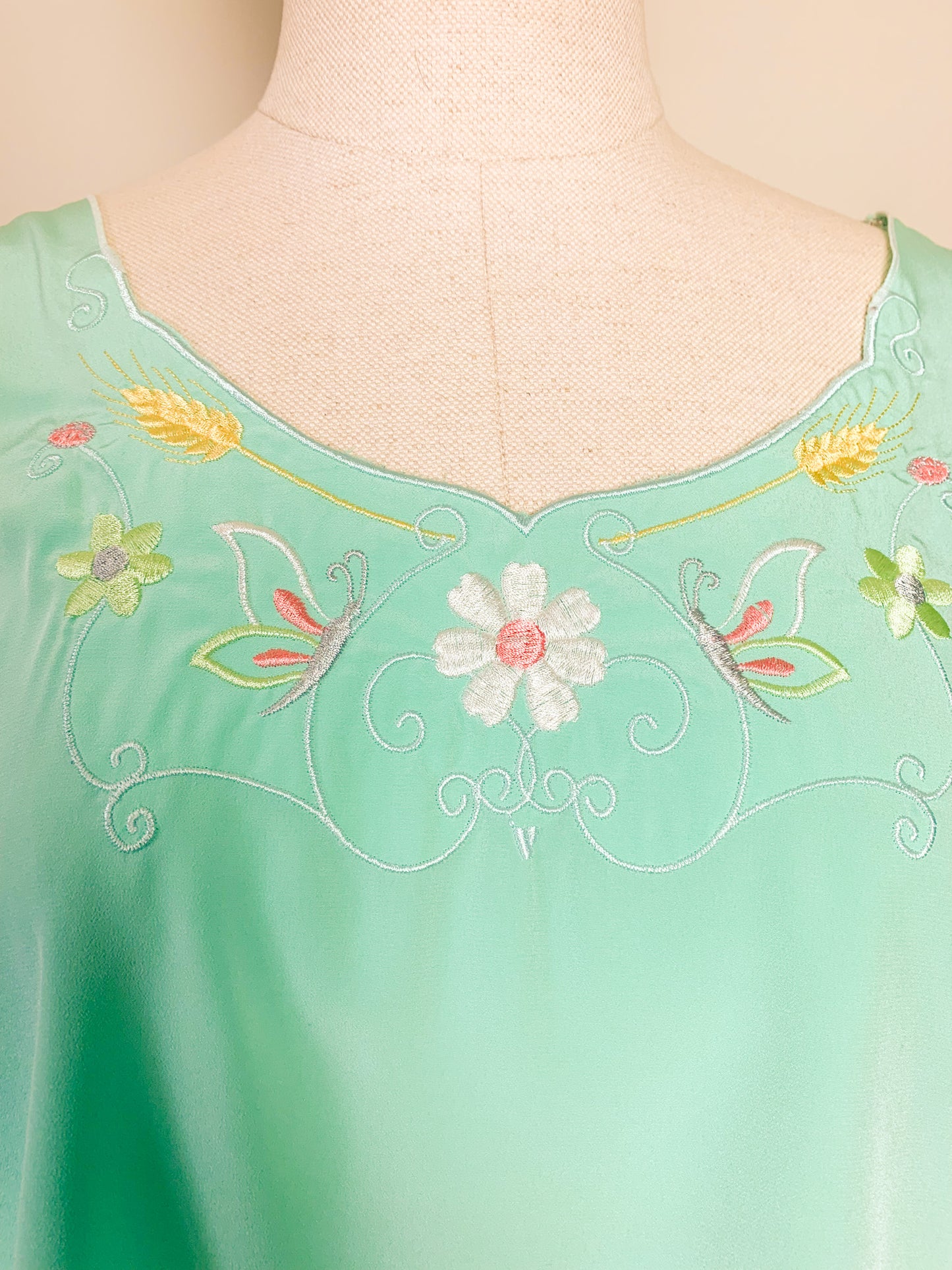 Blouse sans manche caraco vert d’eau avec broderies fleurs épis et papillons vintage
