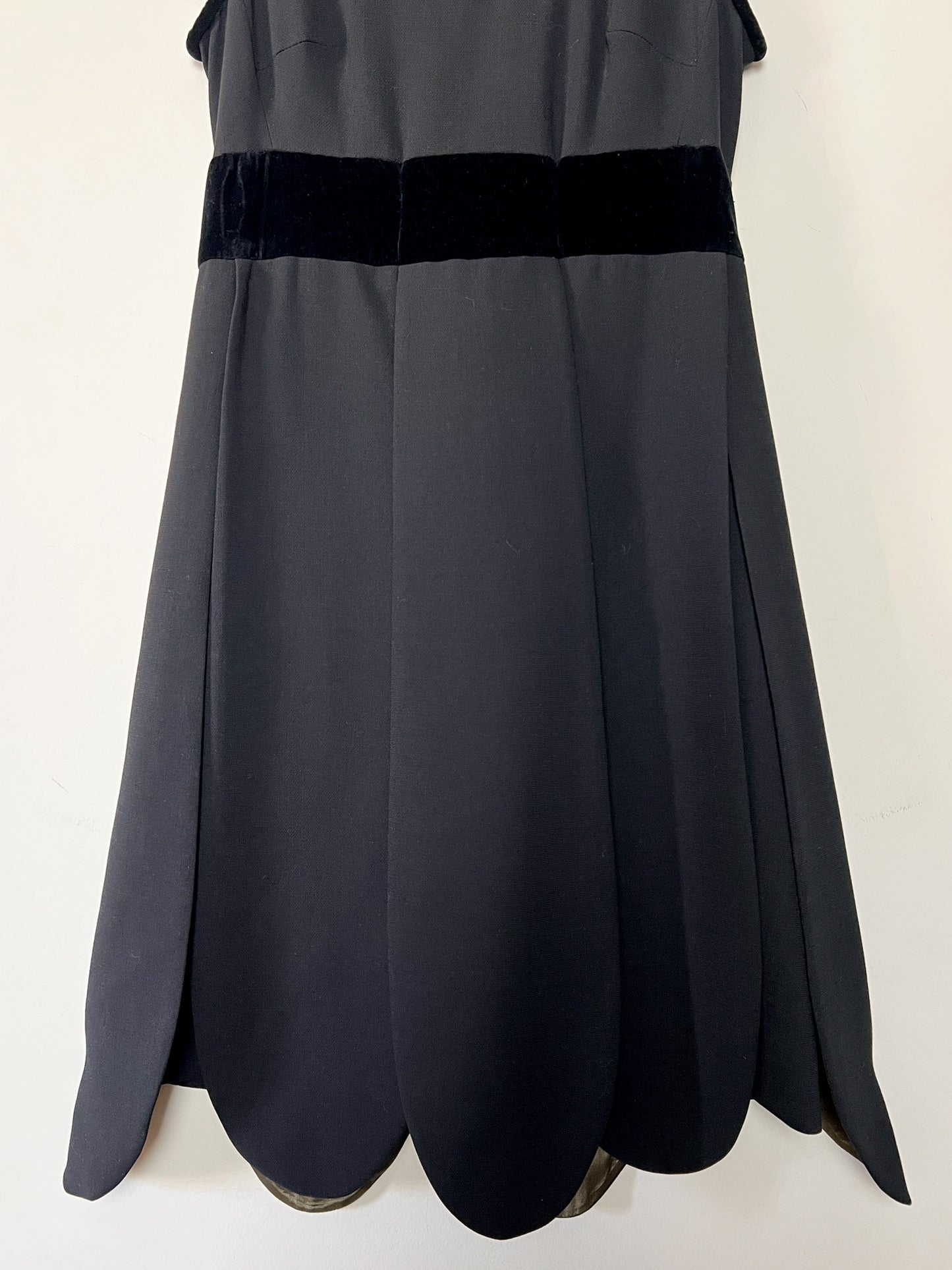 Robe Cocktail Vintage Noir Profond - Laine & Velours - Ourlet Festonné "Pétales" - Taille 36/38 FR