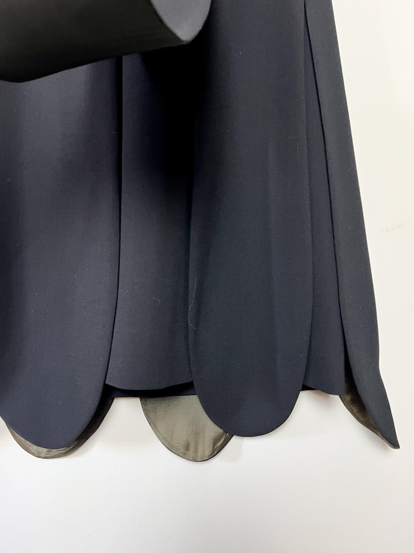 Robe Cocktail Vintage Noir Profond - Laine & Velours - Ourlet Festonné "Pétales" - Taille 36/38 FR