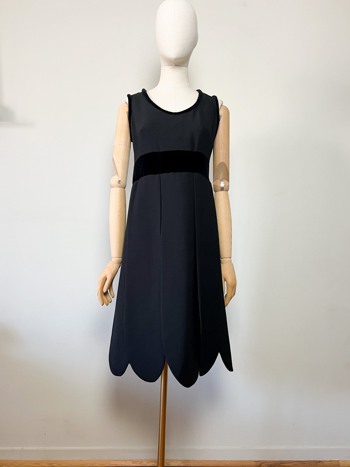 Robe Cocktail Vintage Noir Profond - Laine & Velours - Ourlet Festonné "Pétales" - Taille 36/38 FR