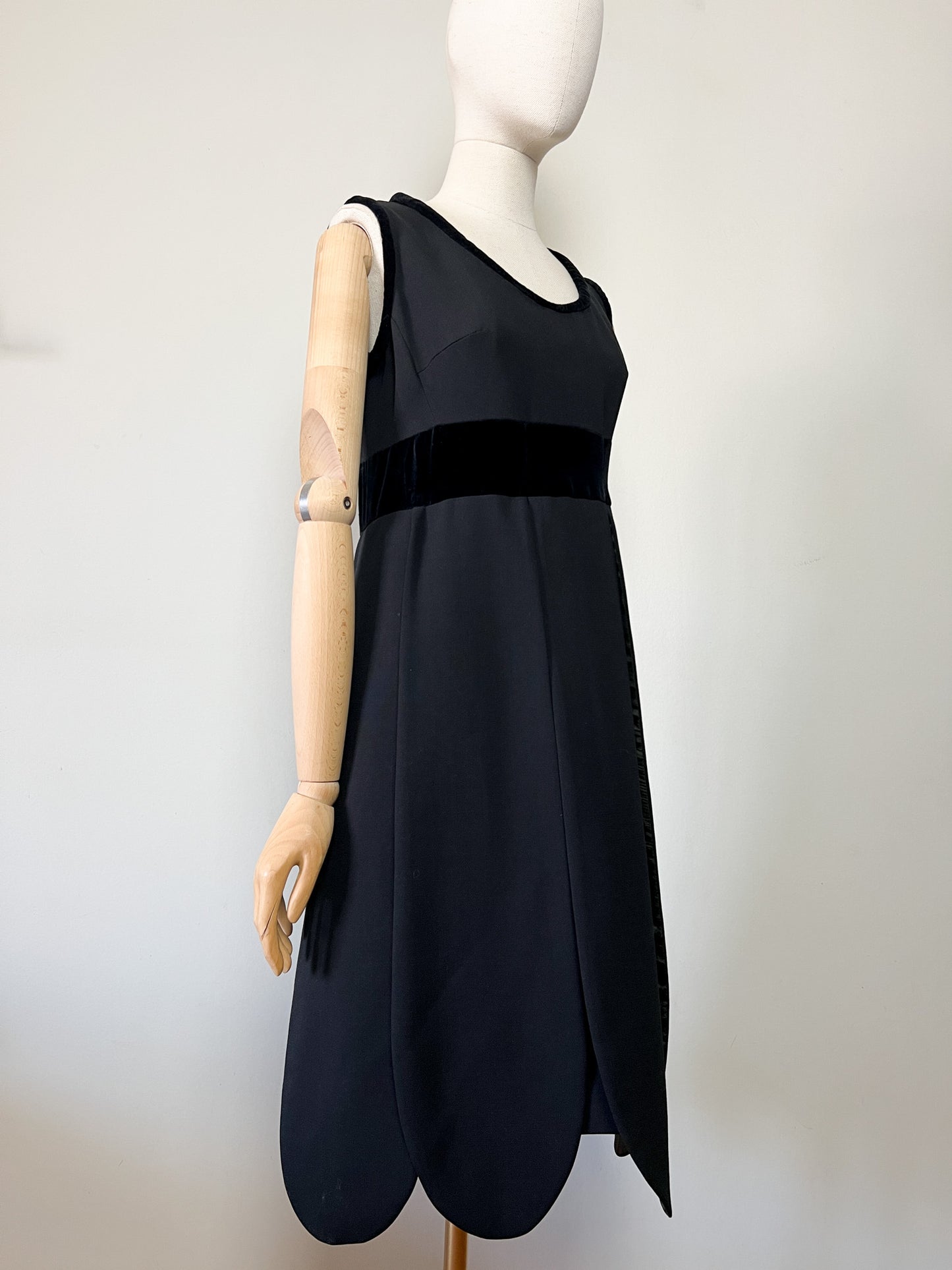 Robe Cocktail Vintage Noir Profond - Laine & Velours - Ourlet Festonné "Pétales" - Taille 36/38 FR