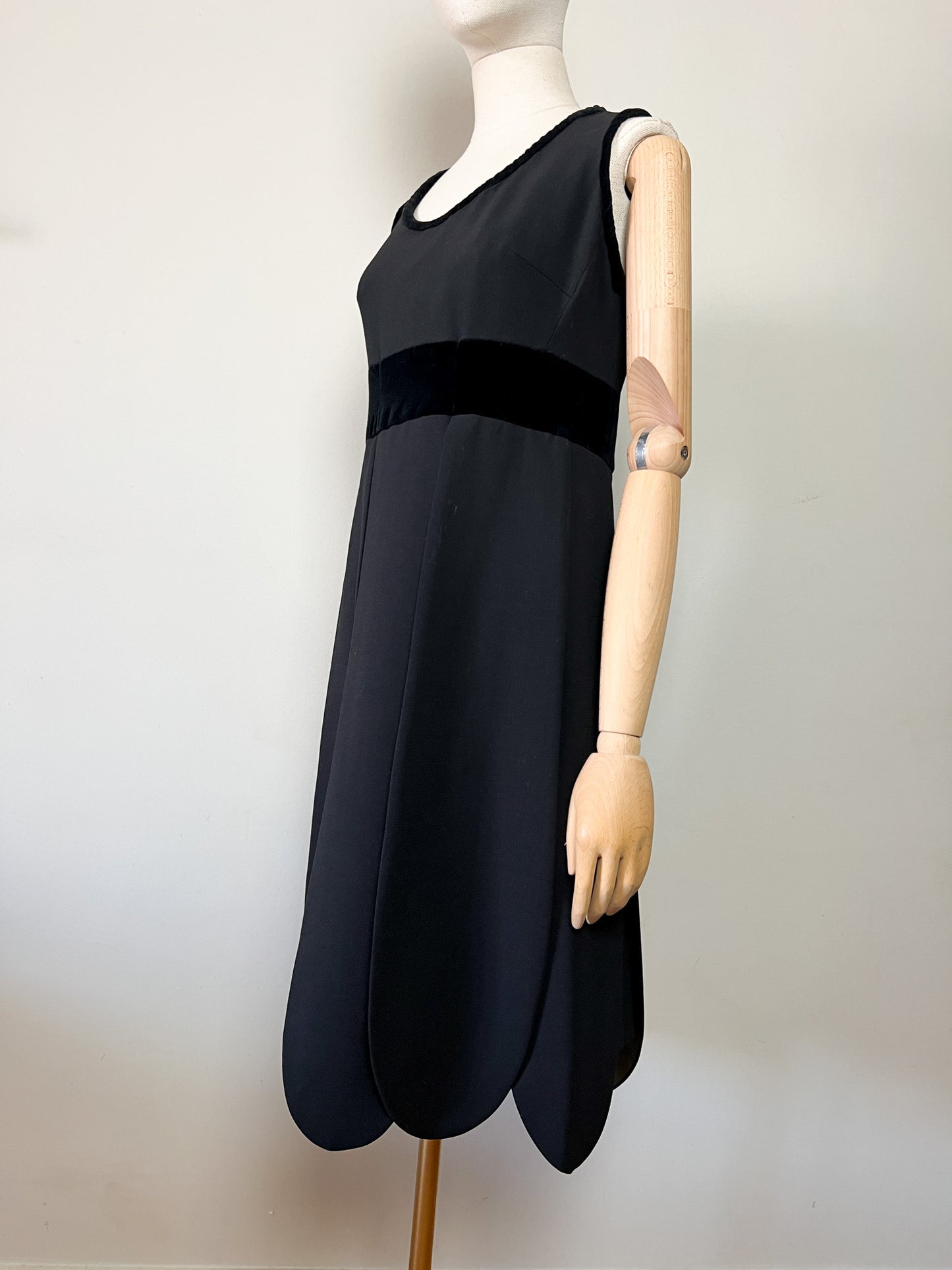 Robe Cocktail Vintage Noir Profond - Laine & Velours - Ourlet Festonné "Pétales" - Taille 36/38 FR