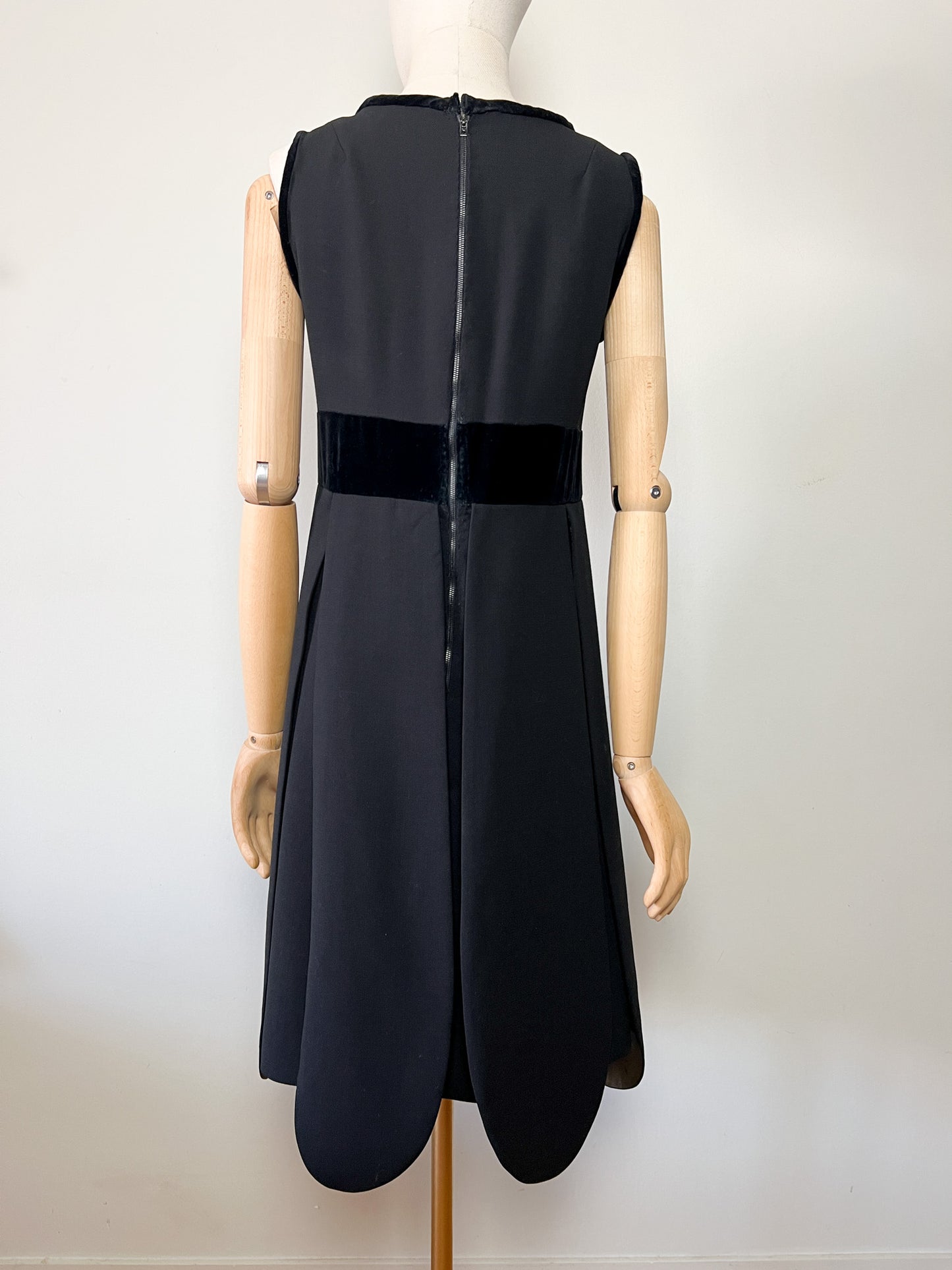 Robe Cocktail Vintage Noir Profond - Laine & Velours - Ourlet Festonné "Pétales" - Taille 36/38 FR