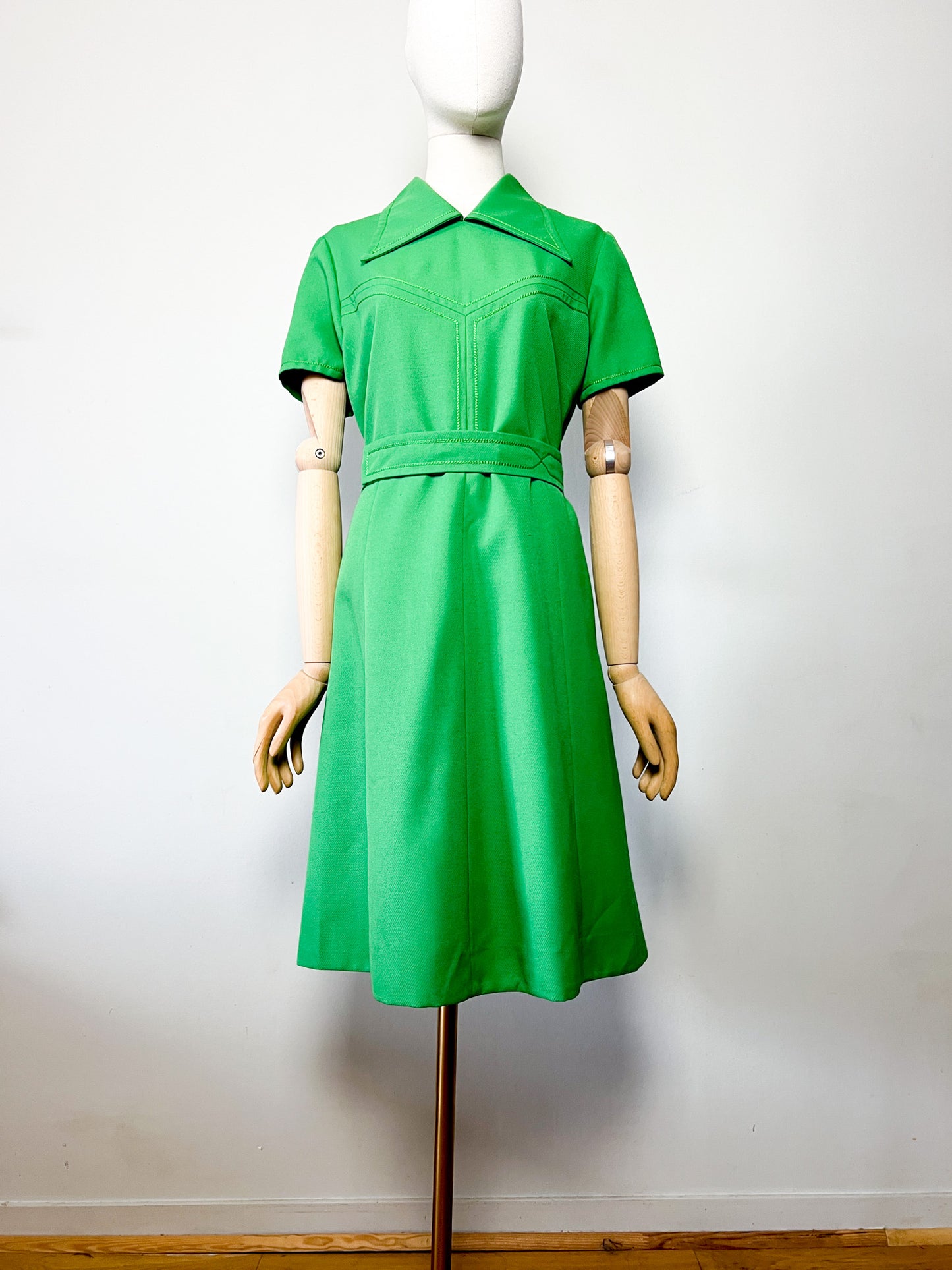 Robe Vintage Années 70 - Laine Vert Prairie - Col Pelle à Tarte & Ceinture - Taille 40 FR