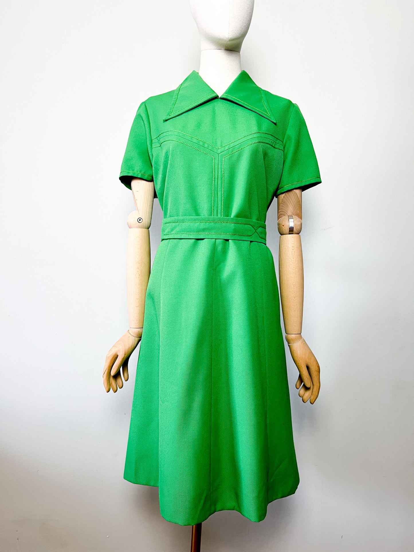 Robe Vintage Années 70 - Laine Vert Prairie - Col Pelle à Tarte & Ceinture - Taille 40 FR