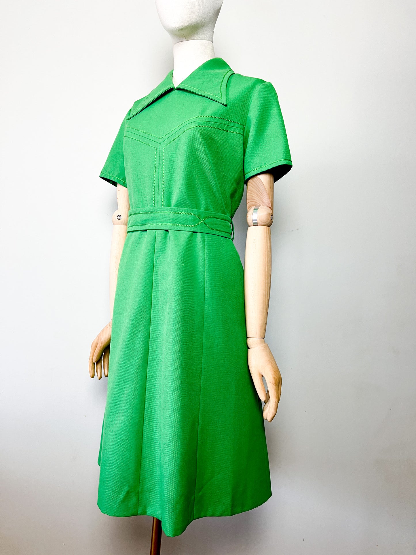 Robe Vintage Années 70 - Laine Vert Prairie - Col Pelle à Tarte & Ceinture - Taille 40 FR