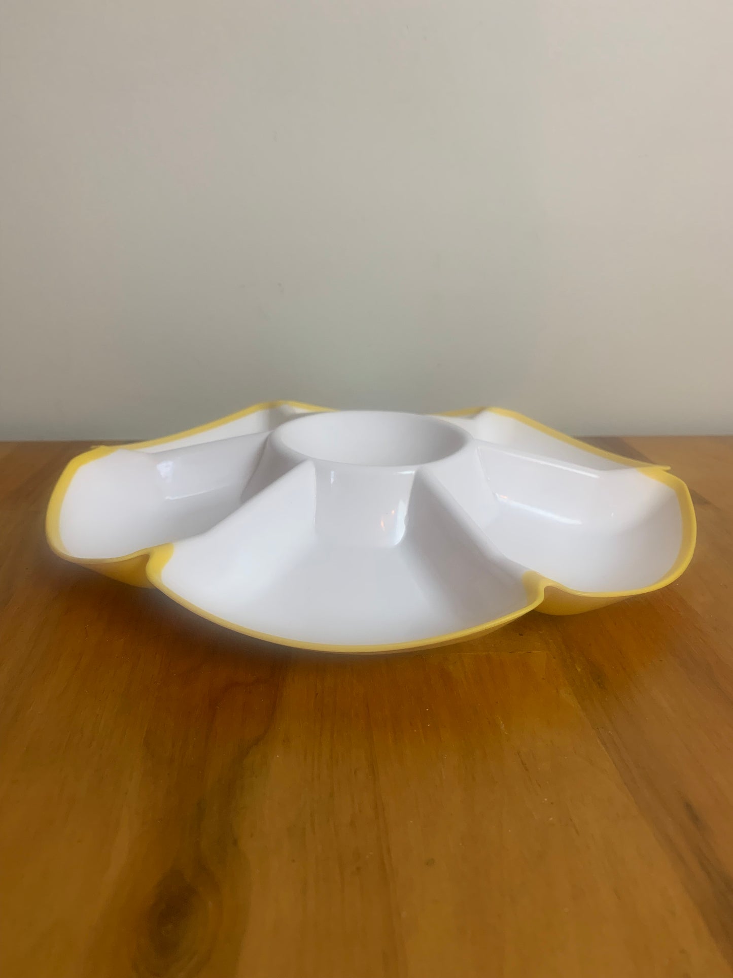 Plateau de service/ apéritif forme fleur coloris blanc et jaune