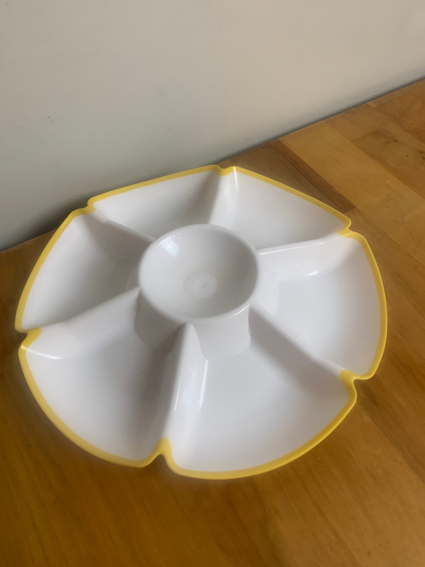 Plateau de service/ apéritif forme fleur coloris blanc et jaune