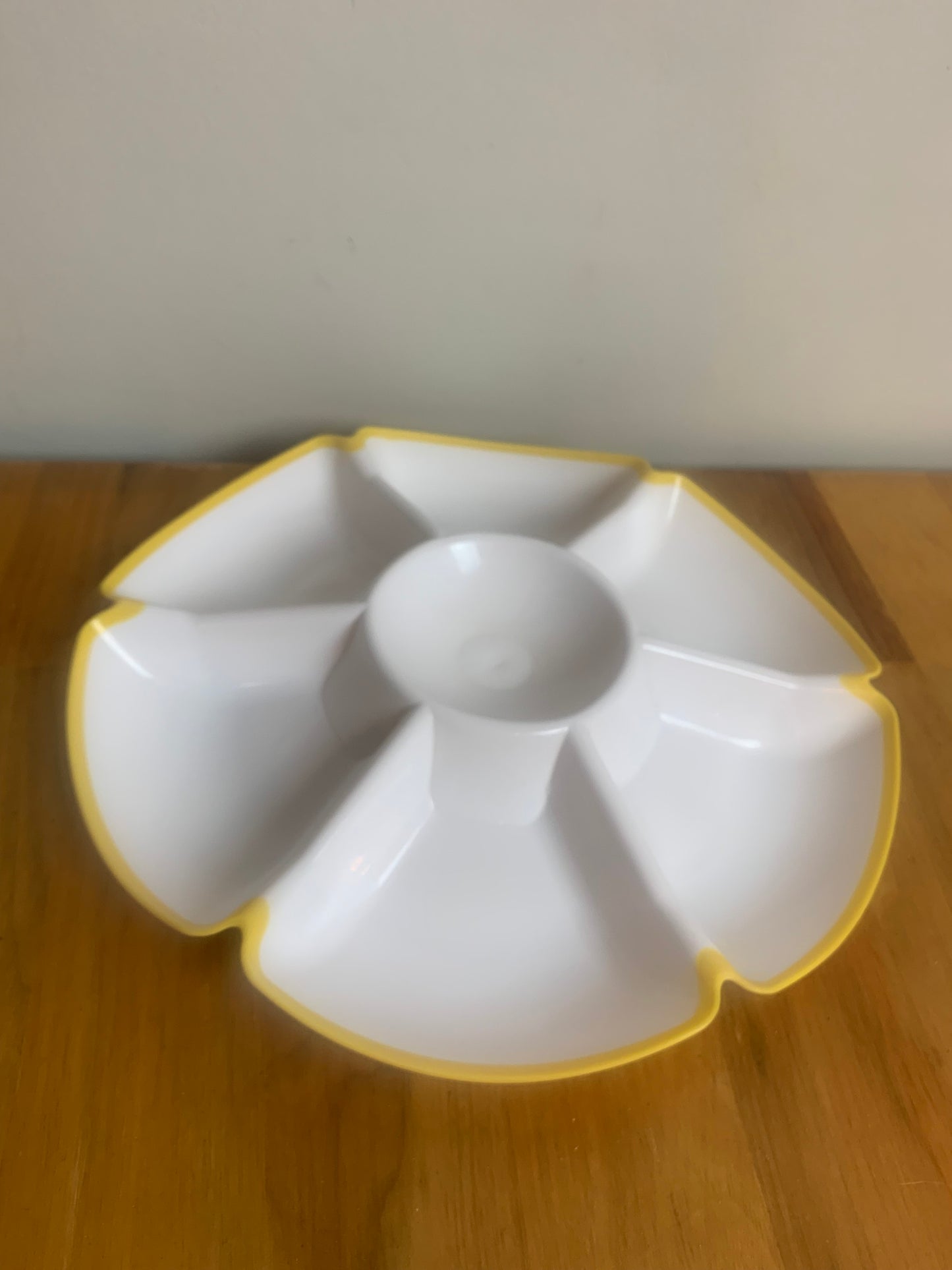 Plateau de service/ apéritif forme fleur coloris blanc et jaune
