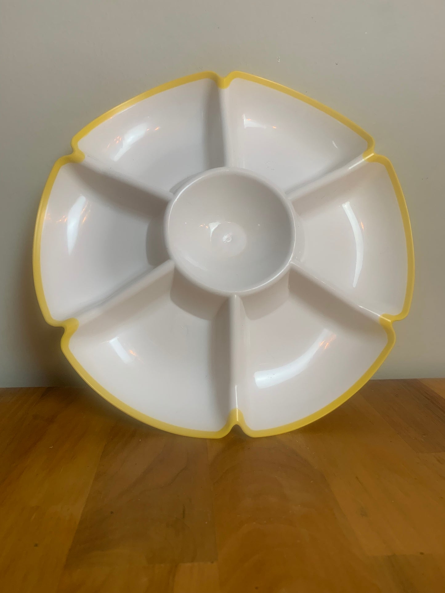 Plateau de service/ apéritif forme fleur coloris blanc et jaune